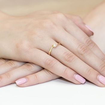 Złoty pierścionek damski 585 Diament otulony ciepłym złotem 0,13 ct DIAPRSW160Z585B0.13  Pierścionek z żółtego 14 karatowego złota z Diamentami, idealny prezent dla każdej kobiety. Możliwość zamówienia Twojego Rozmia (3).jpg