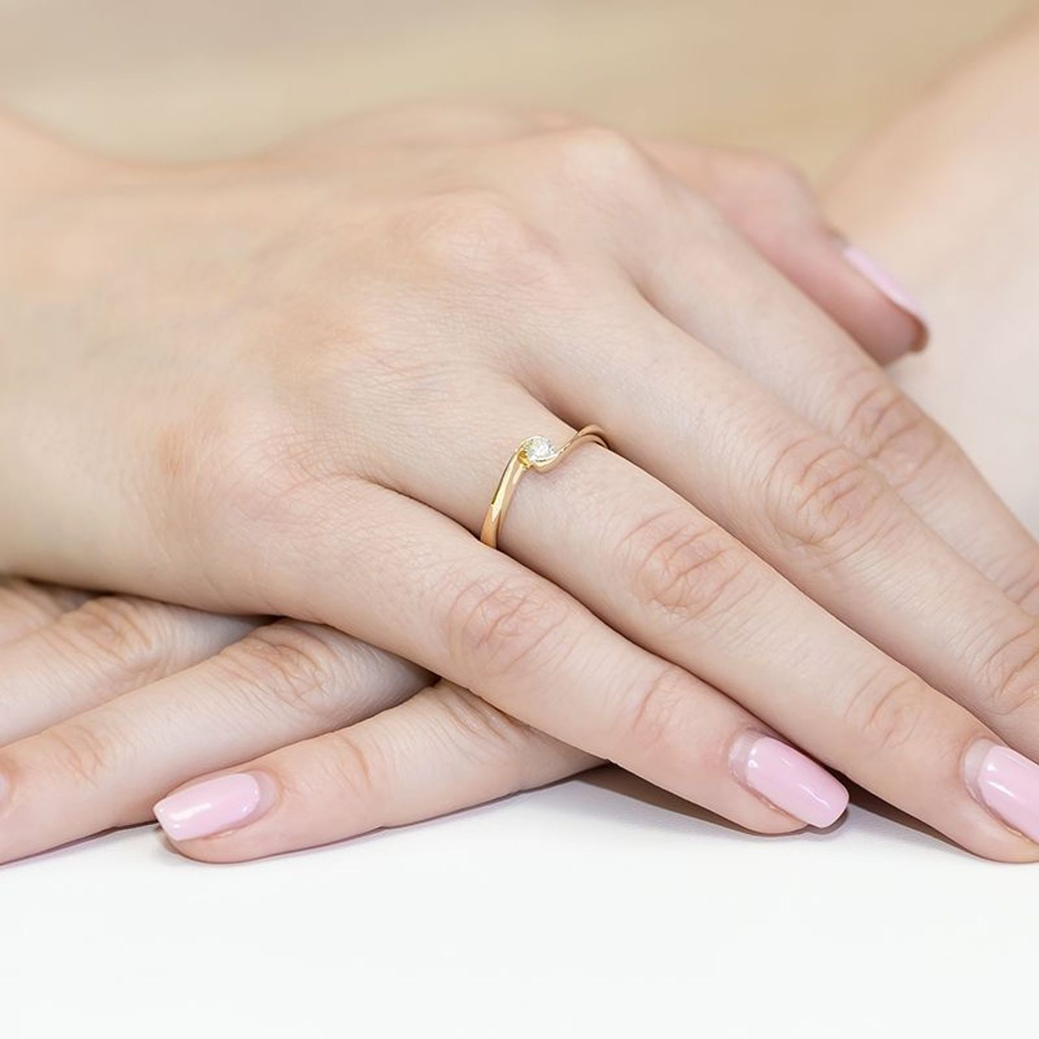 Złoty pierścionek damski 585 Diament otulony ciepłym złotem 0,13 ct DIAPRSW160Z585B0.13  Pierścionek z żółtego 14 karatowego złota z Diamentami, idealny prezent dla każdej kobiety. Możliwość zamówienia Twojego Rozmiaru..jpg