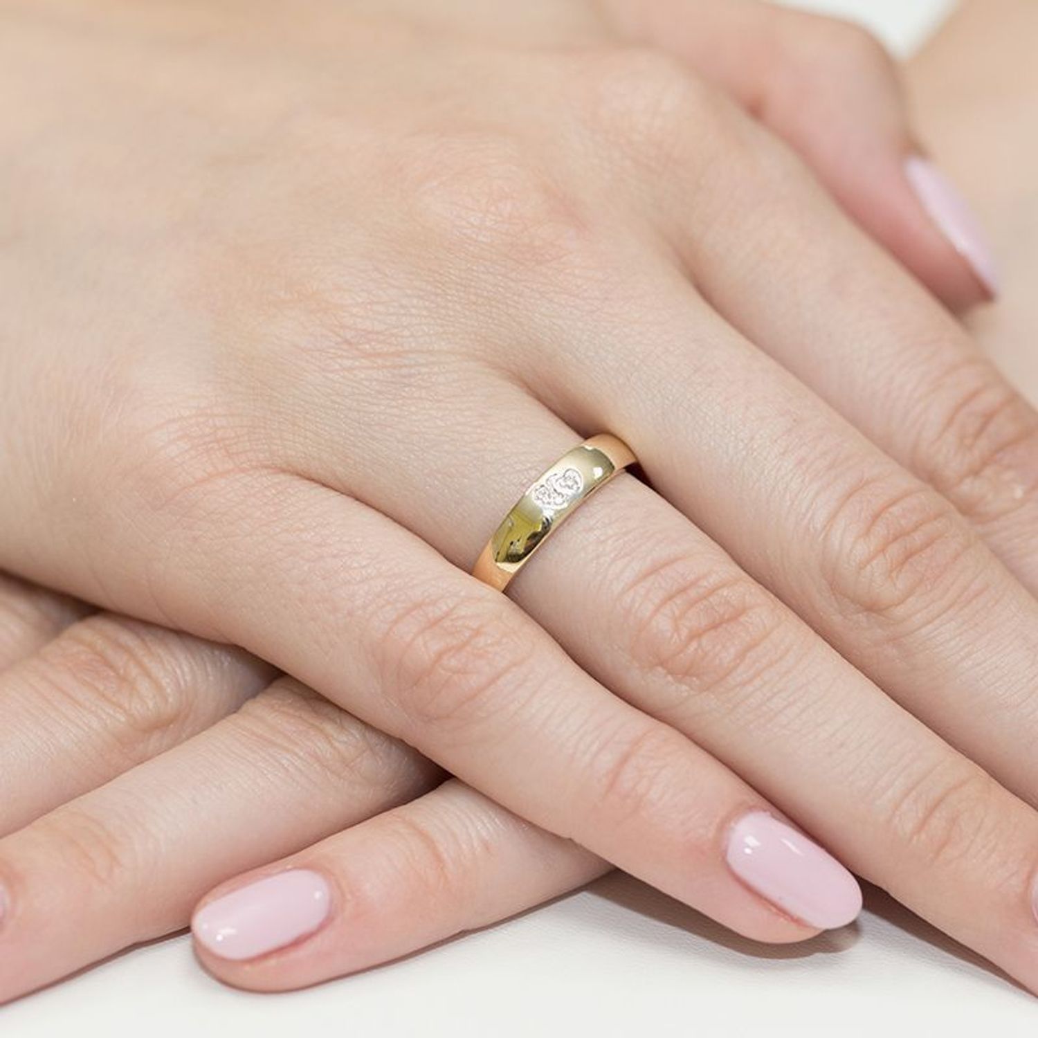 Złoty pierścionek damski 585 Obrączka z serduszkami z Diamentów 0,02 ct 1.jpg