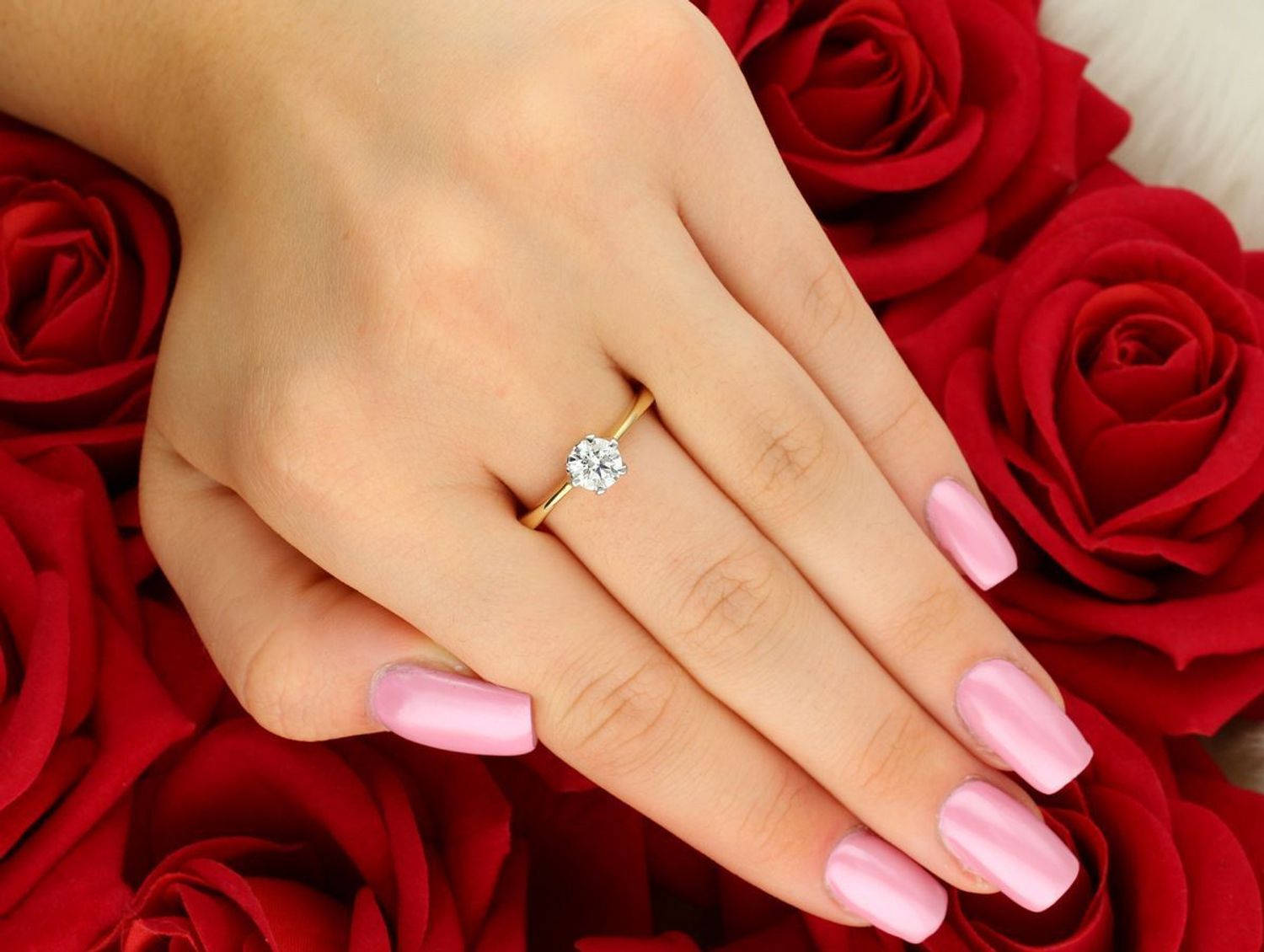 Ekskluzywny pierścionek damski ze złota próby 585, ozdobiony pojedynczym diamentem 0,70 ct o barwie F i czystości VS2. Rozmiar 18, waga 3,74 g.1.jpg