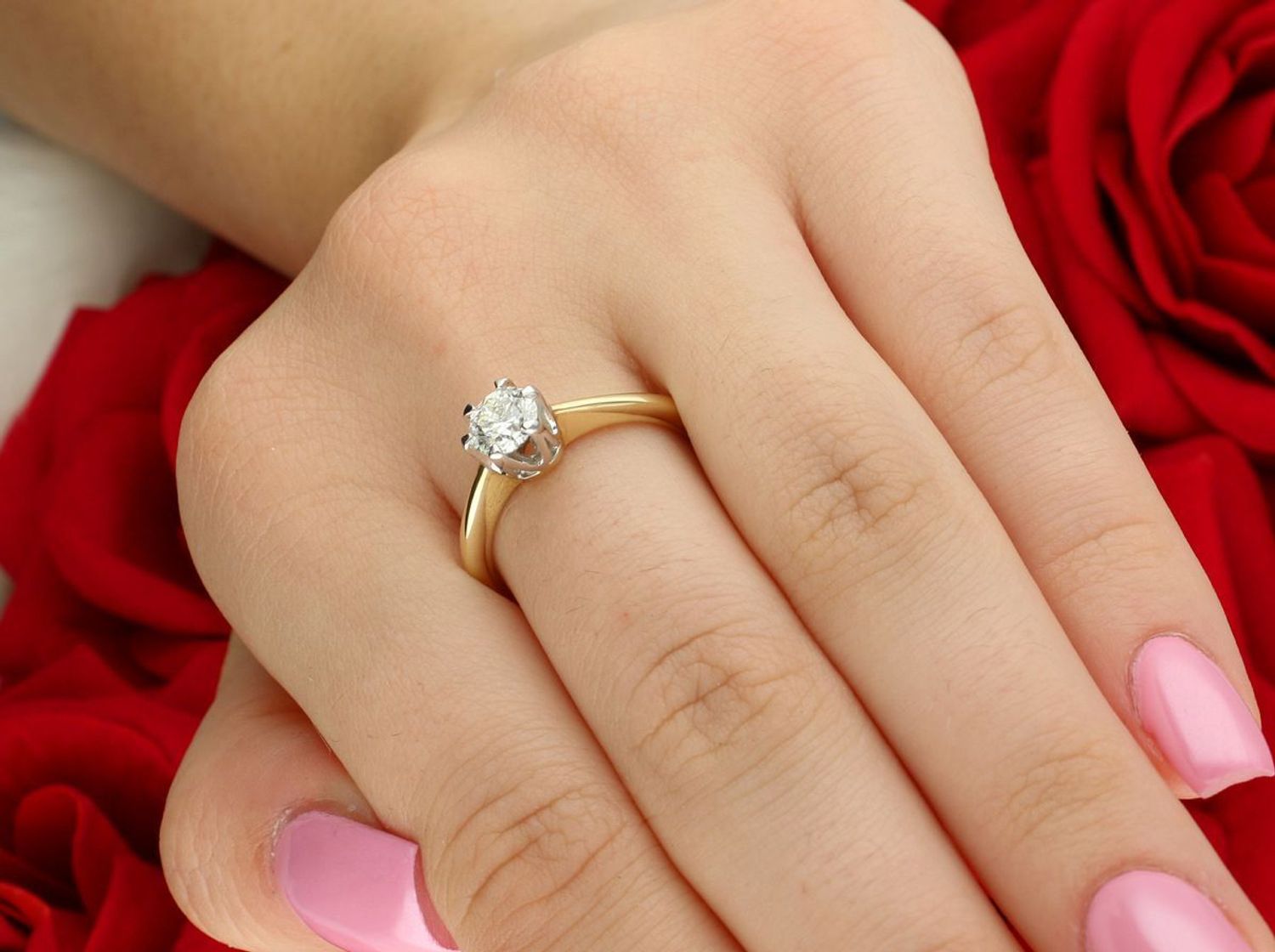 Ekskluzywny pierścionek damski ze złota próby 585, ozdobiony pojedynczym diamentem 0,70 ct o barwie F i czystości VS2. Rozmiar 18, waga 3,74 g.1.jpg