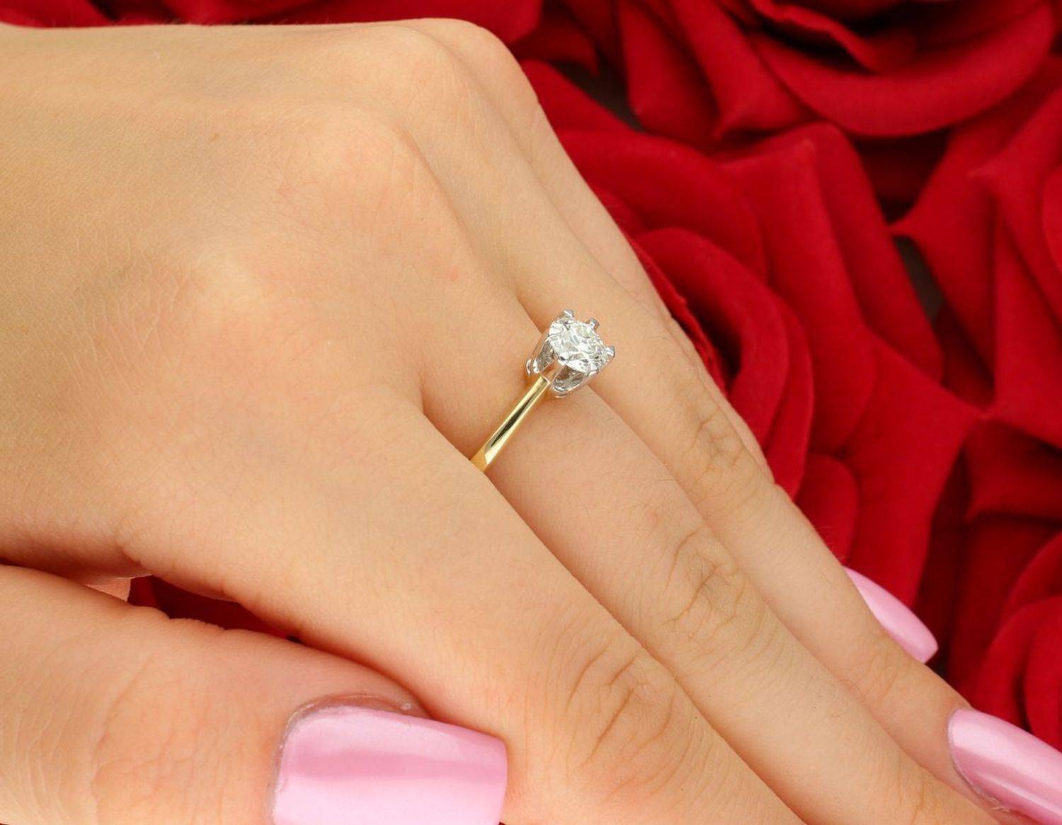 Ekskluzywny pierścionek damski ze złota próby 585, ozdobiony pojedynczym diamentem 0,70 ct o barwie F i czystości VS2. Rozmiar 18, waga 3,74 g.1.jpg