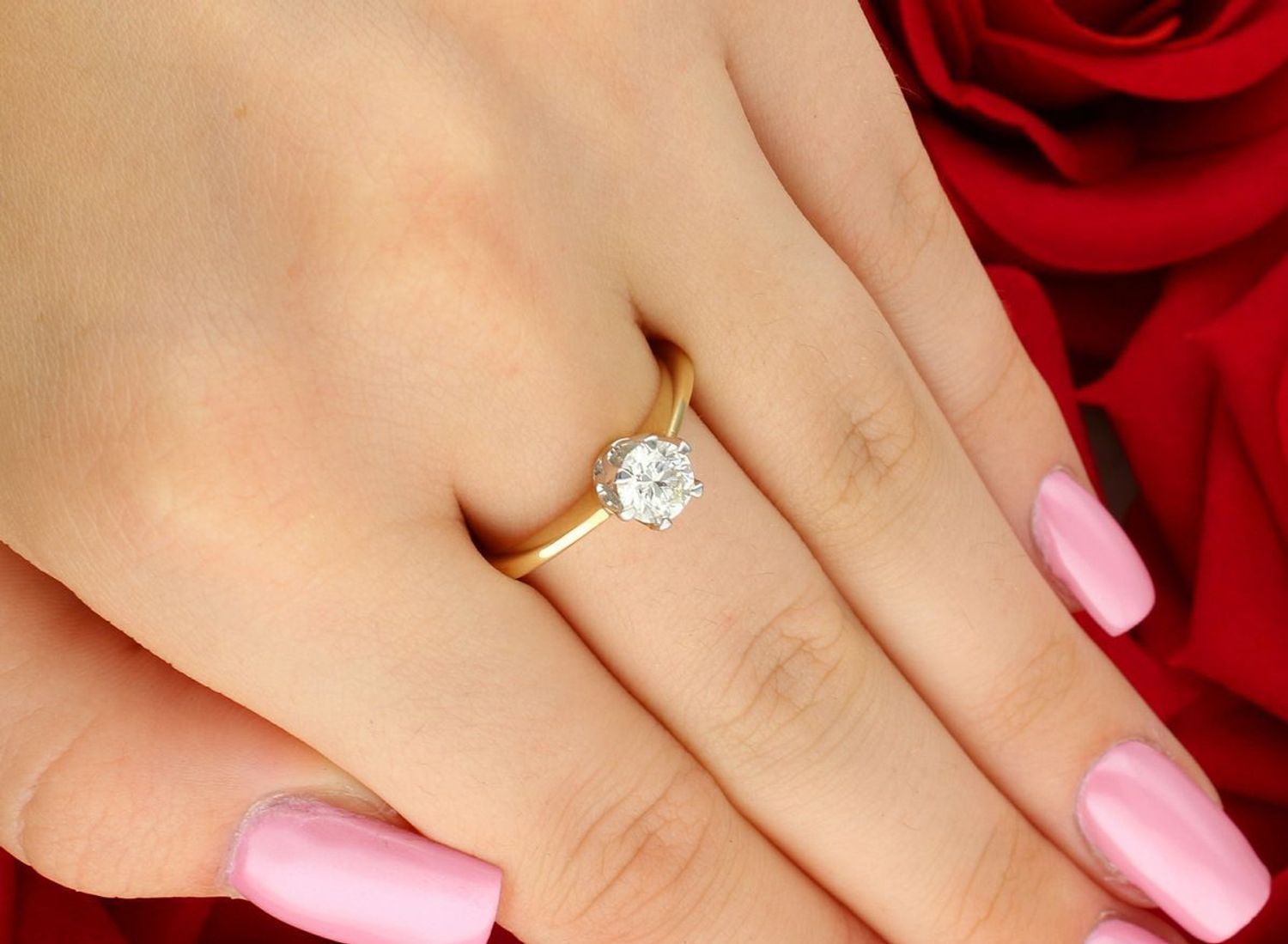 Ekskluzywny pierścionek damski ze złota próby 585, ozdobiony pojedynczym diamentem 0,70 ct o barwie F i czystości VS2. Rozmiar 18, waga 3,74 g.1.jpg