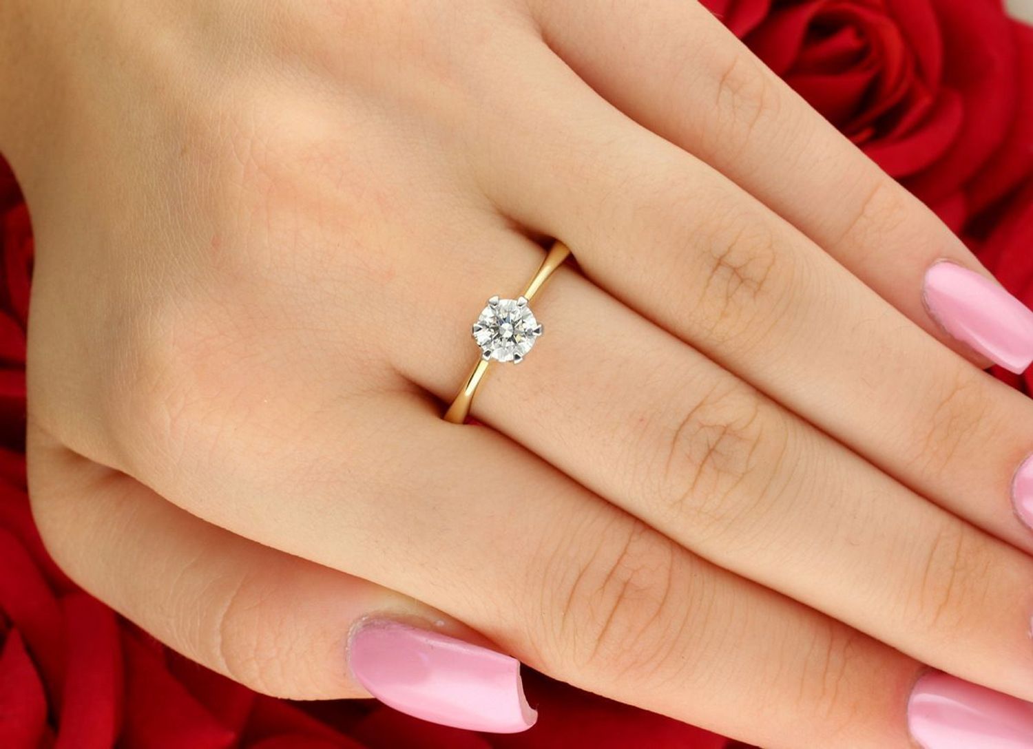 Ekskluzywny pierścionek damski ze złota próby 585, ozdobiony pojedynczym diamentem 0,70 ct o barwie F i czystości VS2. Rozmiar 18, waga 3,74 g.1.jpg