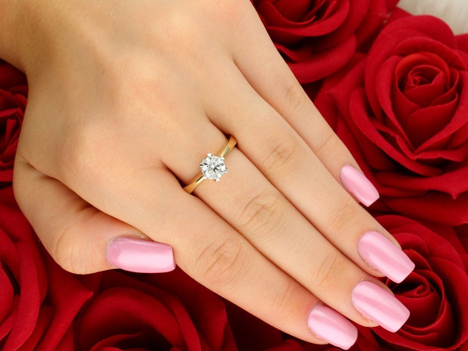 Ekskluzywny pierścionek damski ze złota próby 585 z diamentem 1,00 ct o barwie H i czystości SI2. Waga 5,61 g. Idealny wybór na zaręczyny lub prezent.1.jpg