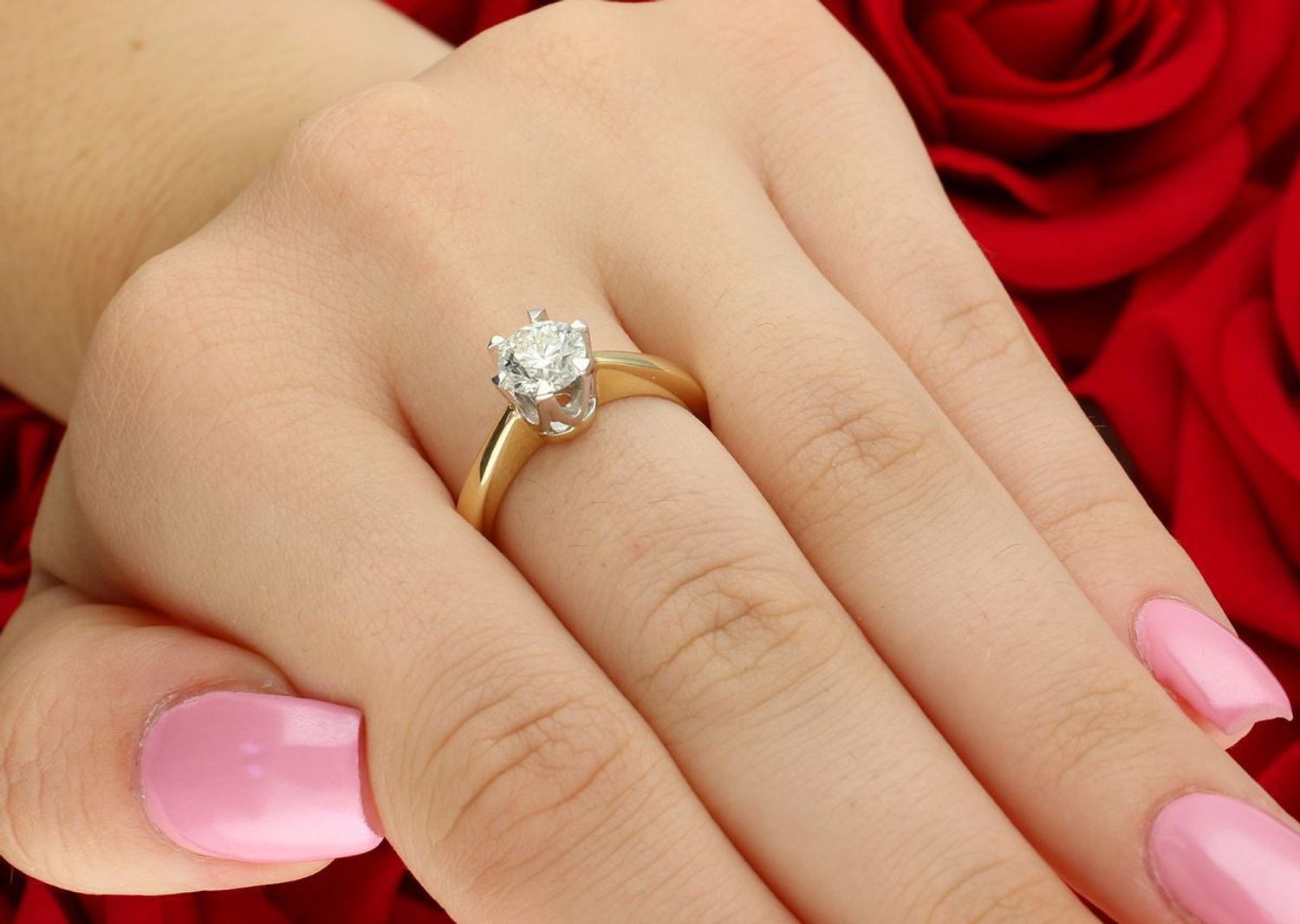 Ekskluzywny pierścionek damski ze złota próby 585 z diamentem 1,00 ct o barwie H i czystości SI2. Waga 5,61 g. Idealny wybór na zaręczyny lub prezent.1.jpg