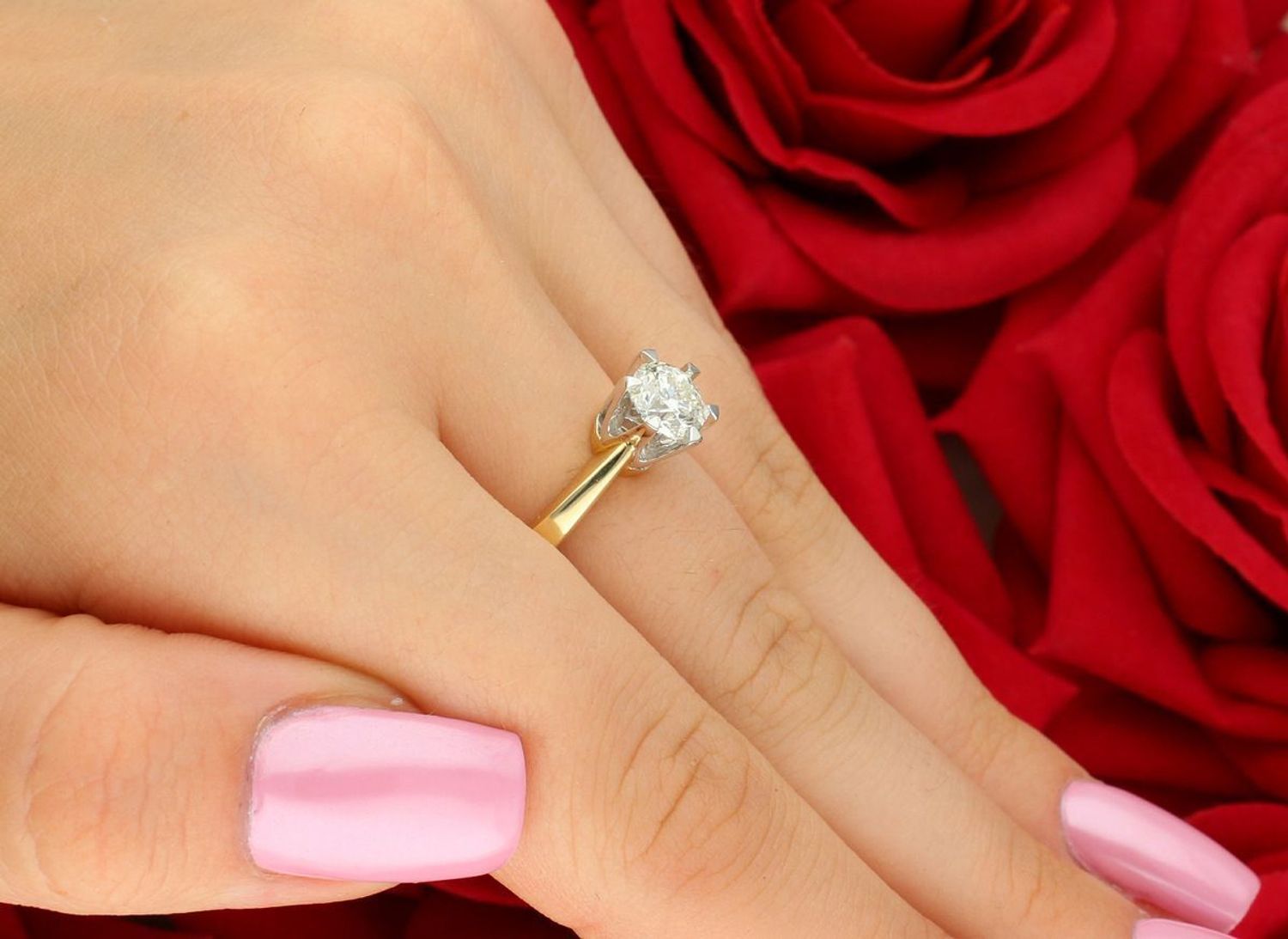 Ekskluzywny pierścionek damski ze złota próby 585 z diamentem 1,00 ct o barwie H i czystości SI2. Waga 5,61 g. Idealny wybór na zaręczyny lub prezent.1.jpg