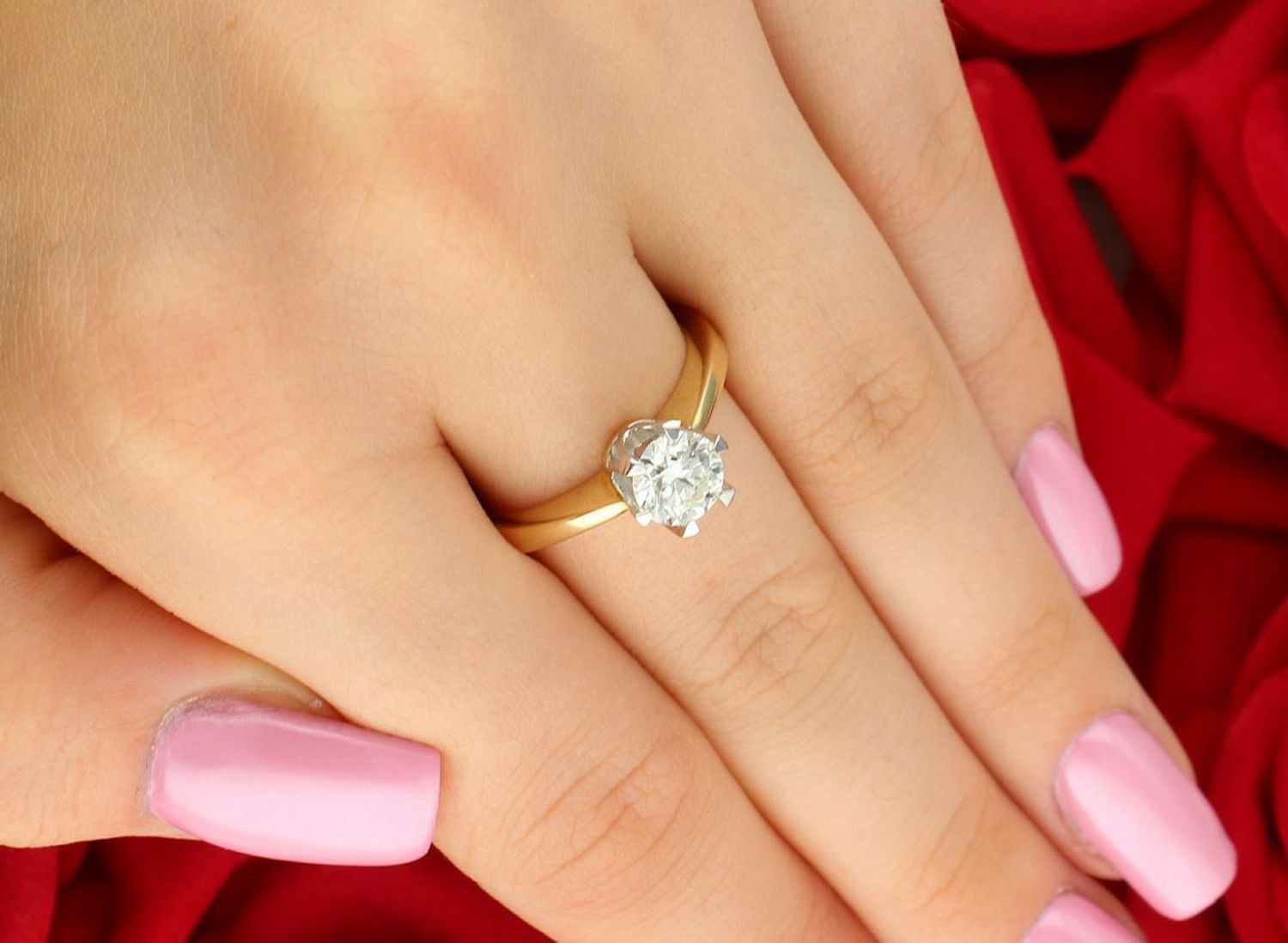 Ekskluzywny pierścionek damski ze złota próby 585 z diamentem 1,00 ct o barwie H i czystości SI2. Waga 5,61 g. Idealny wybór na zaręczyny lub prezent.1.jpg