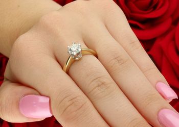 Ekskluzywny pierścionek damski ze złota próby 585 z diamentem 1,00 ct o barwie H i czystości SI2. Waga 5,61 g. Idealny wybór na zaręczyny lub prezent.4.jpg
