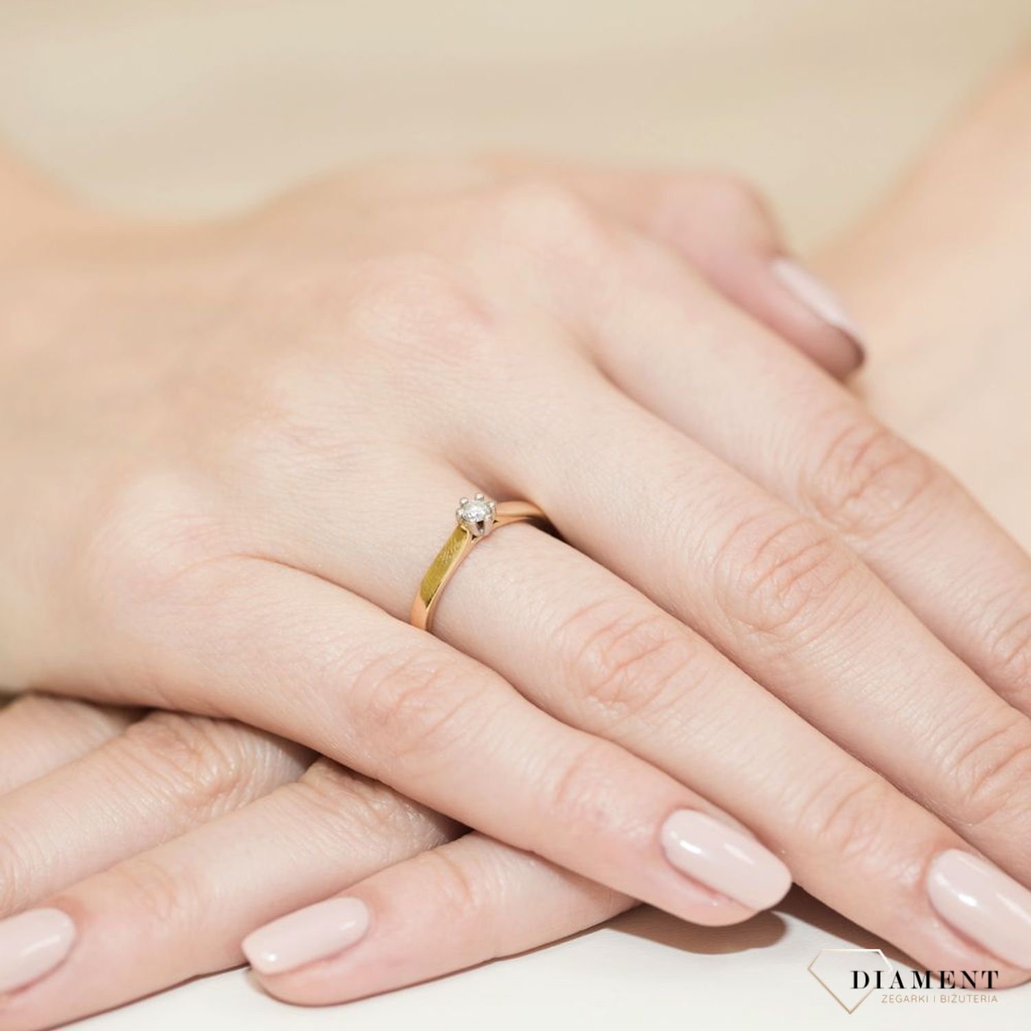Złoty pierścionek damski 585 z Jednym centralnym Diamentem 0.08 ct  DIAPRSW222BTZ585B0.08 Pierścionek z żółtego 14 karatowego złota z Diamentami, idealny prezent dla każdej kobiety. Możliwość zamówienia Twojego Rozmiaru..jpg
