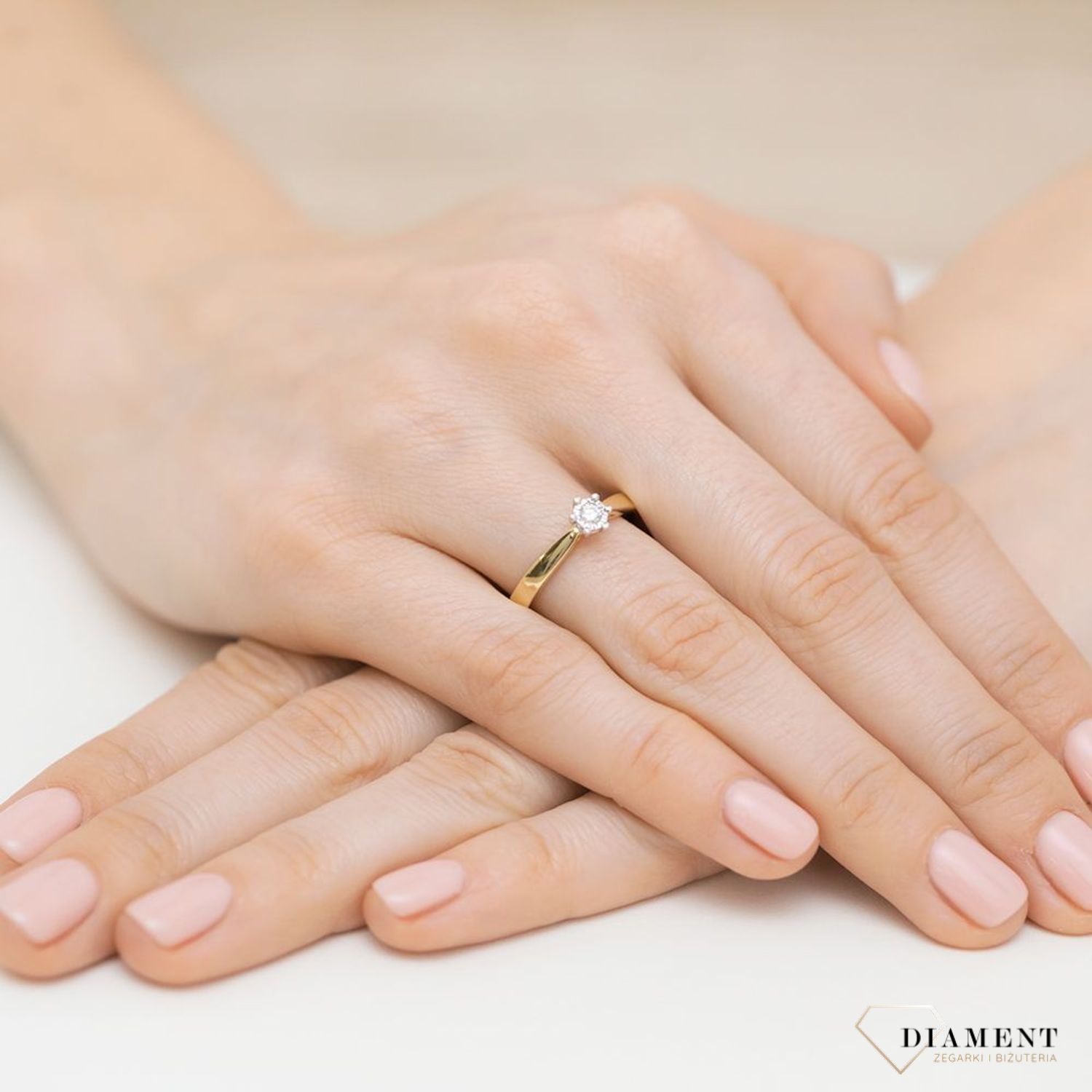 Złoty pierścionek damski 585 z Jednym centralnym Diamentem 0.10 ct DIAPRSW222Z585B0.10  Pierścionek z żółtego 14 karatowego złota z Diamentami, idealny prezent dla każdej kobiety. Możliwość zamówienia Twojego Rozmiaru..jpg