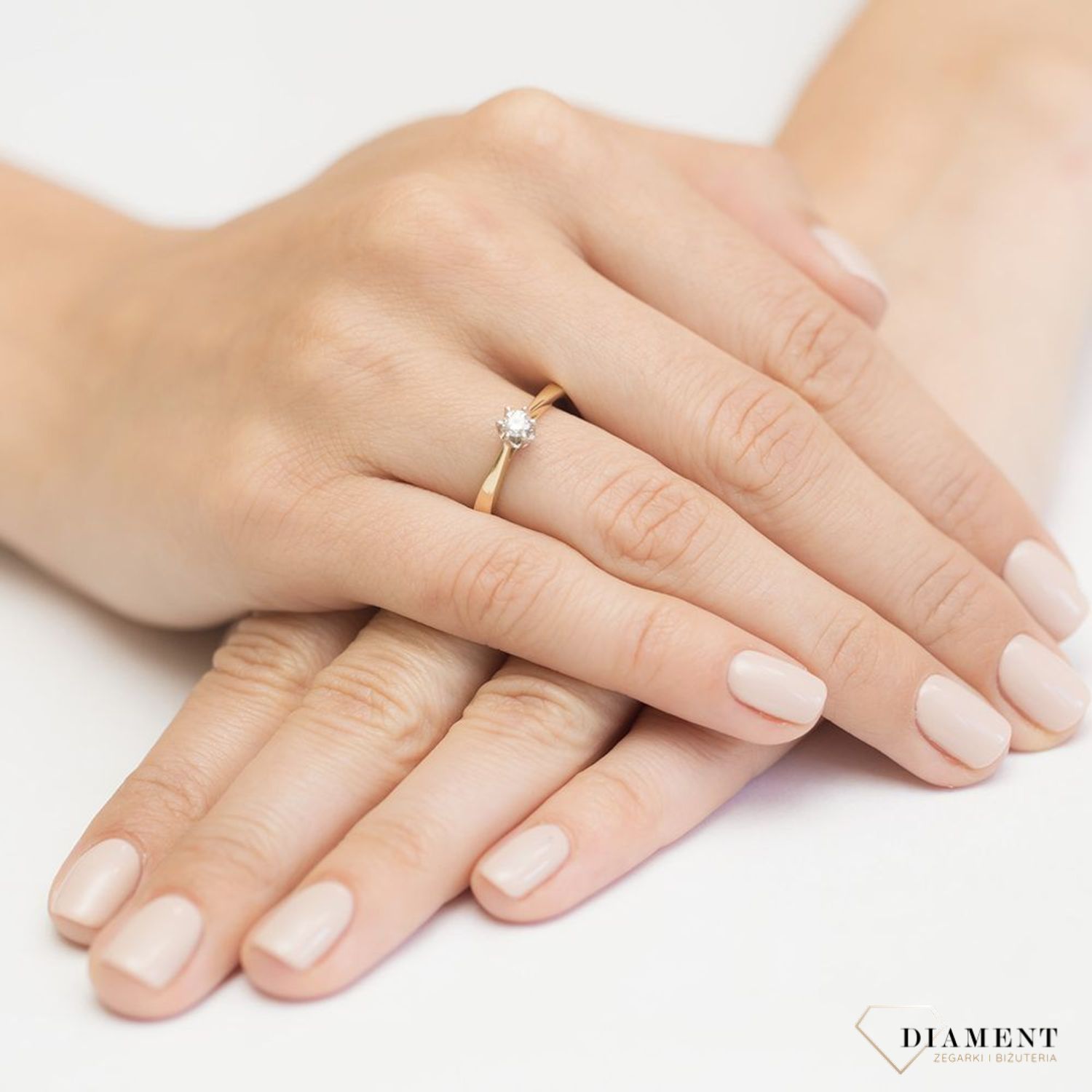 Złoty pierścionek damski 585 z Jednym centralnym Diamentem 0.12 ct DIAPRSW295Z585B0.12 Pierścionek z żółtego 14 karatowego złota z Diamentami, idealny prezent dla każdej kobiety. Możliwość zamówienia Twojego Rozmiaru..jpg