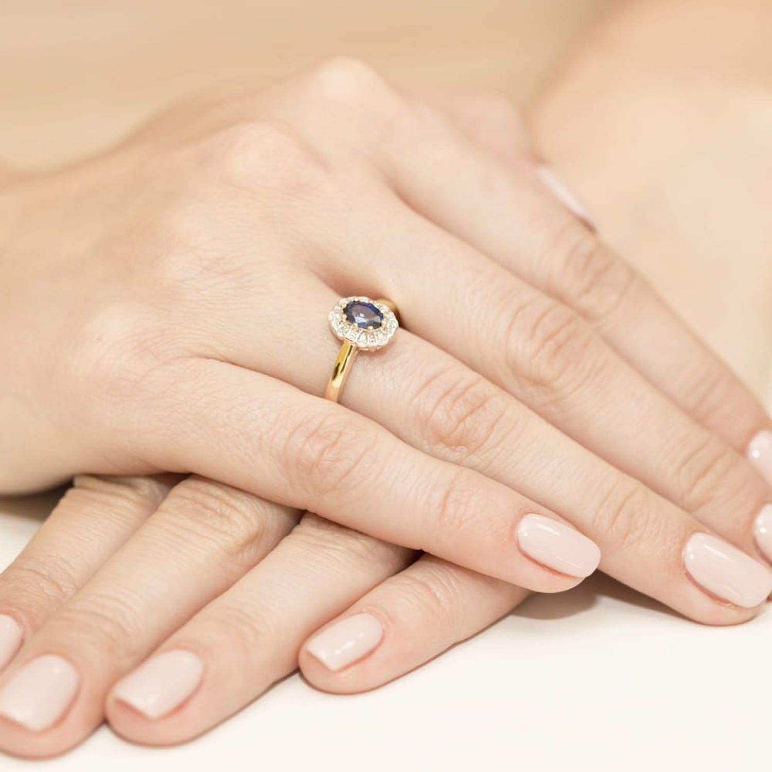 Pierścionek złoty tanzanit z brylantami DIAPRSW304Z585TA0,40 Złoty pierścionek damski 585 z Jednym centralnym kamieniem tanzanitem, ozdobiony do okoła ośmioma diamentami wielkości 0.07 ct1.jpg