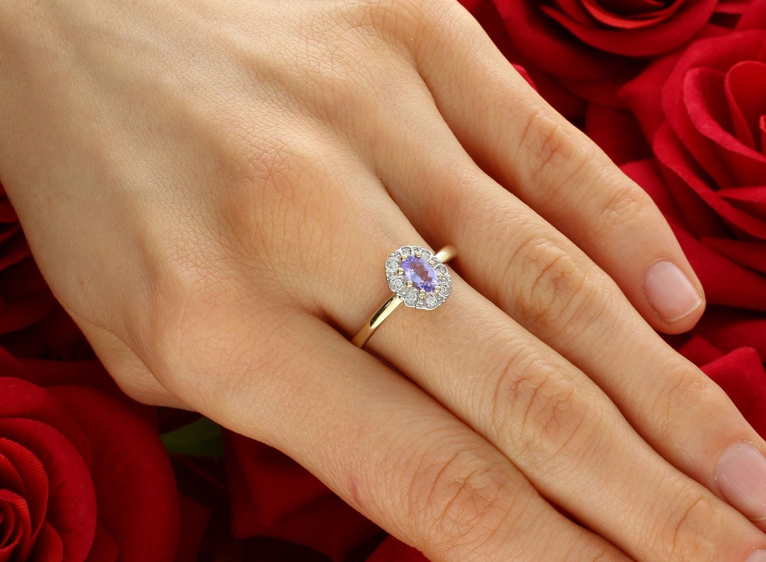 Pierścionek złoty tanzanit z brylantami DIAPRSW304Z585TA0,40 Złoty pierścionek damski 585 z Jednym centralnym kamieniem tanzanitem, ozdobiony do okoła ośmioma diamentami wielkości 0.07 ct1.jpg