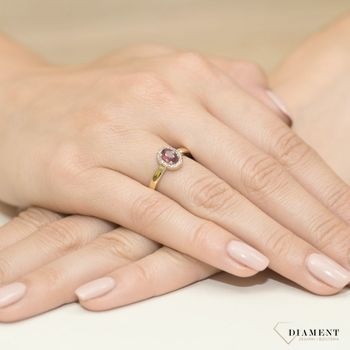 Złoty pierścionek damski 585 Owalny 0,60 ct Rubin otulony Diamentami 0.08 ct DIAPRSW330Z585R0.60 Pierścionek z żółtego 14 karatowego złota z Diamentami, idealny prezent dla każdej kobiety. Możliwość zamówienia Twojeg (3).jpg