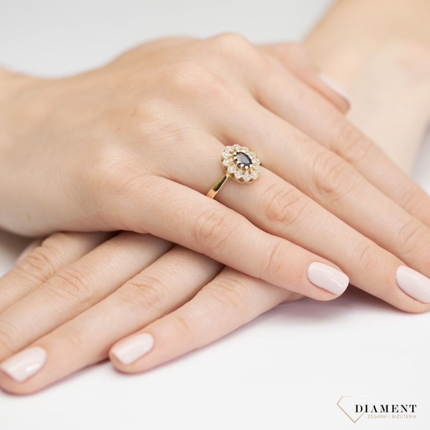 Pierścionek złoty z Diamentami 585 Przepiękna markiza z Szafirem i Diamentami 0,10 ct DIAPRSW354Z585S0.70  Pierścionek z żółtego 14 karatowego złota z Szafirami i Diamentami, idealny prezent dla każdej kobiety. Możliwość zam.jpg