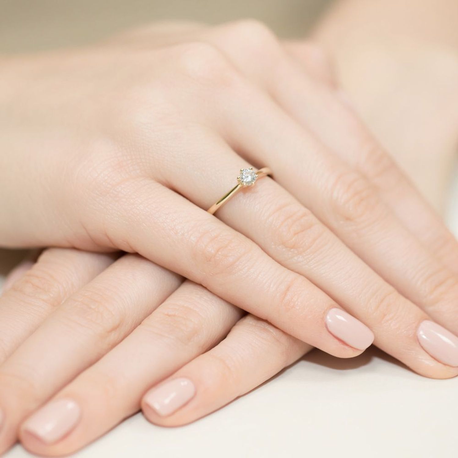 Złoty pierścionek damski 585 Klasyczny wzór z jednym centralnym Diamentem 0,15 ct 1.jpg