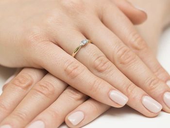 Złoty pierścionek zaręczynowy z diamentami 0,10ct próba 585 W428 rozmiar 7. Ten elegancki pierścionek zaręczynowy wykonany został z najwyższej jakości złota próby 585 (14K). Pierścionek zaręczynowy z diament (3).jpg