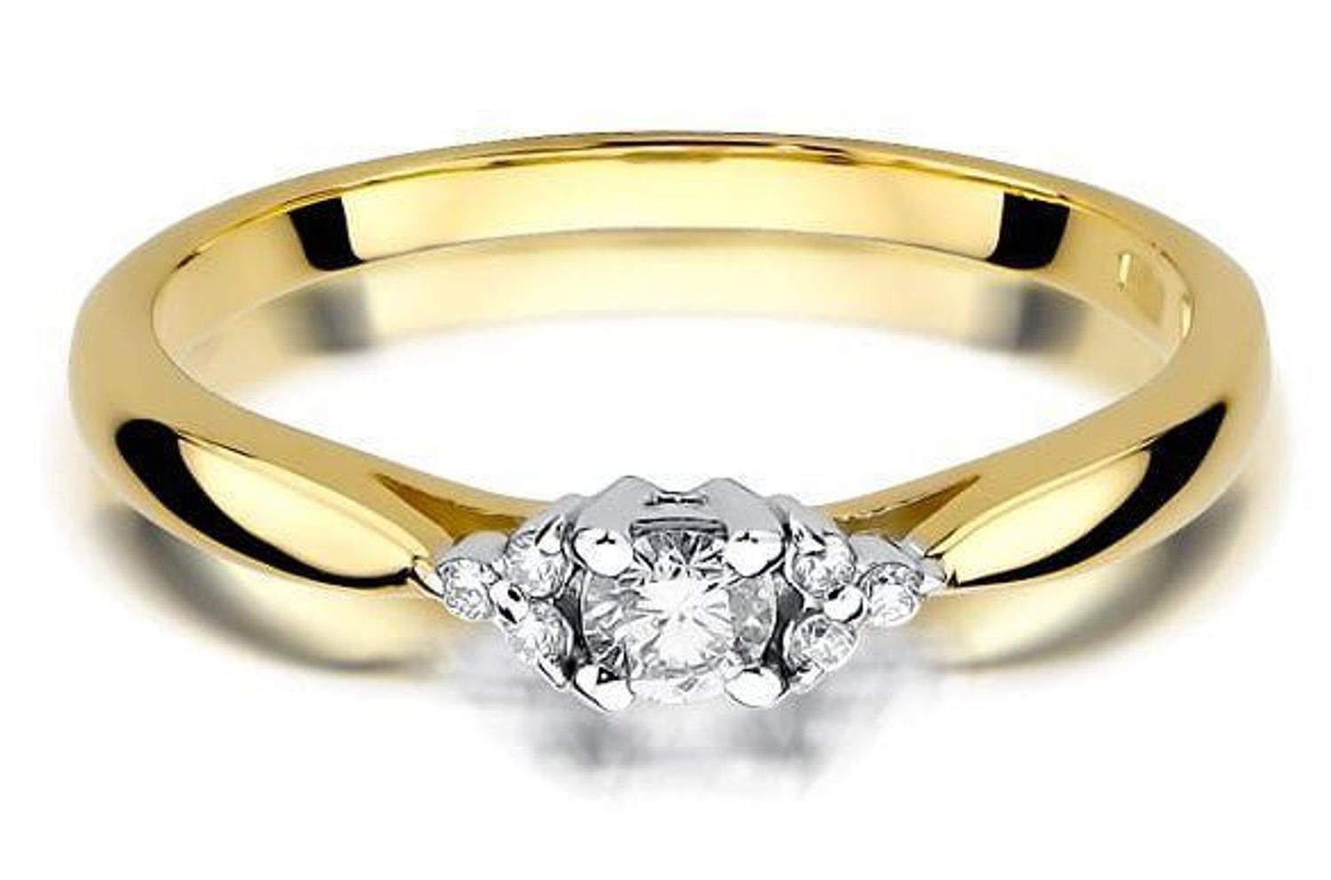 Złoty pierścionek zaręczynowy z diamentami 0,10ct próba 585 W428 rozmiar 7. Ten elegancki pierścionek zaręczynowy wykonany został z najwyższej jakości złota próby 585 (14K). Pierścionek zaręczynowy z diamentami (1).jpg