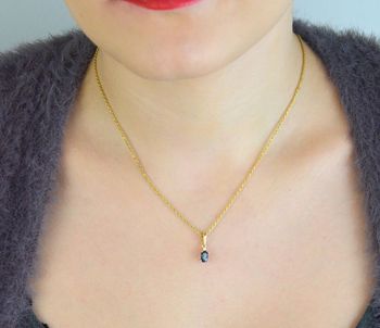 Zawieszka złota Z0001 z szafirem 0.70 ct i diamentem SI2 H 1.5 mm. Wykonana z żółtego złota próby 585, wymiary 4 x 15 mm, waga 0.5–0.9 g. Elegancka, subtelna i ponadczasowa biżuteria na prezent lub codzienny dodatek (1).JPG