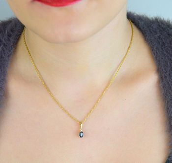 Zawieszka złota Z0001 z szafirem 0.70 ct i diamentem SI2 H 1.5 mm. Wykonana z żółtego złota próby 585, wymiary 4 x 15 mm, waga 0.5–0.9 g. Elegancka, subtelna i ponadczasowa biżuteria na prezent lub codzienny dodatek (6).JPG