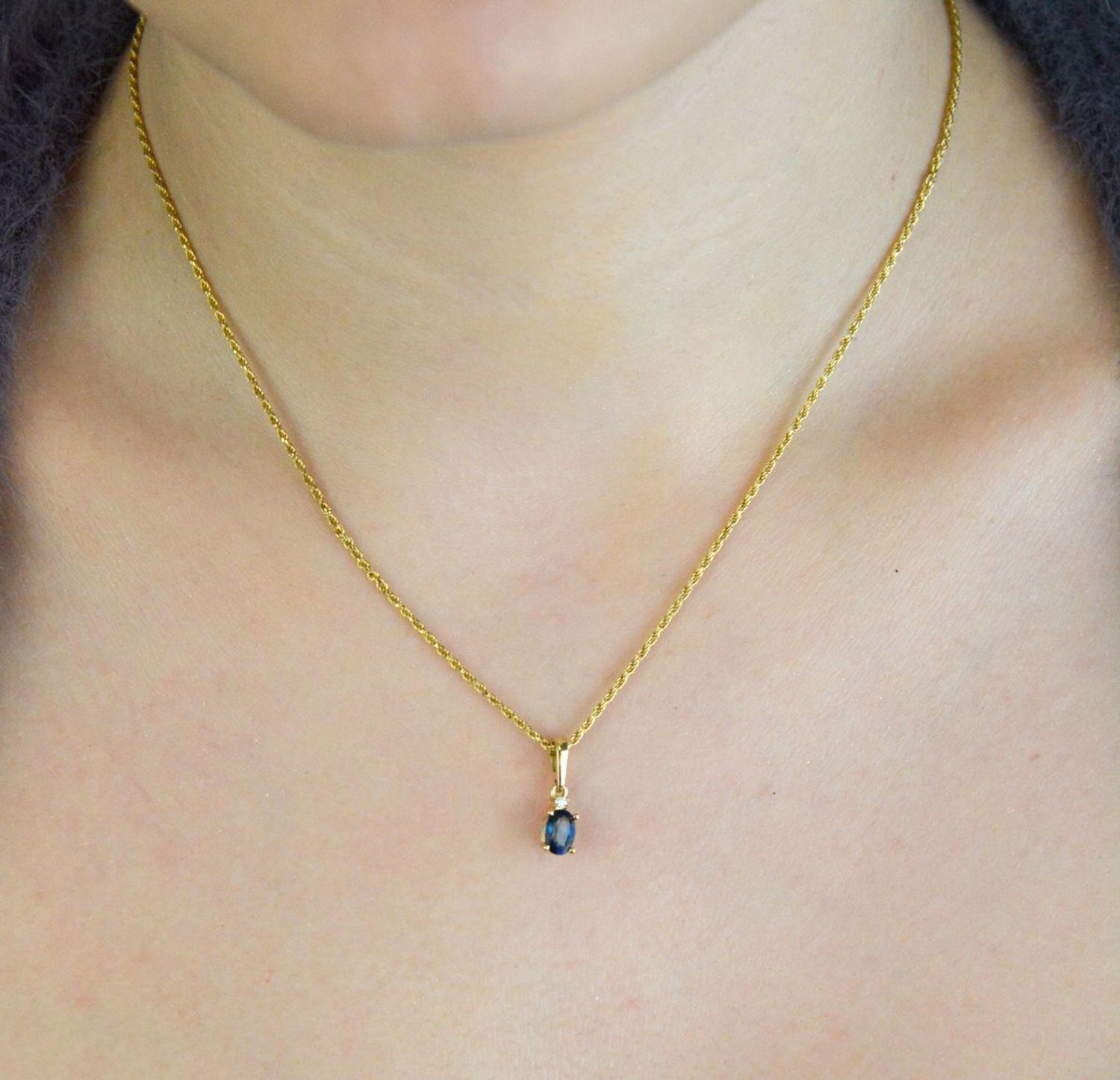 Zawieszka złota Z0001 z szafirem 0.70 ct i diamentem SI2 H 1.5 mm. Wykonana z żółtego złota próby 585, wymiary 4 x 15 mm, waga 0.5–0.9 g. 1.jpg