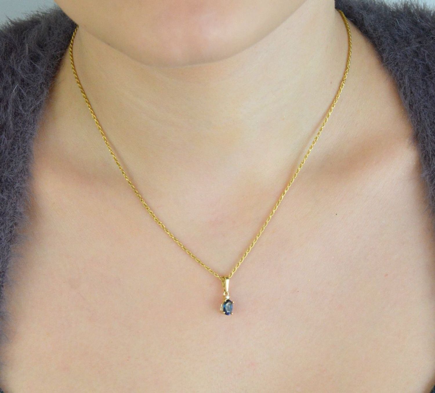 Zawieszka złota Z0001 z szafirem 0.70 ct i diamentem SI2 H 1.5 mm. Wykonana z żółtego złota próby 585, wymiary 4 x 15 mm, waga 0.5–0.9 g. 1.jpg