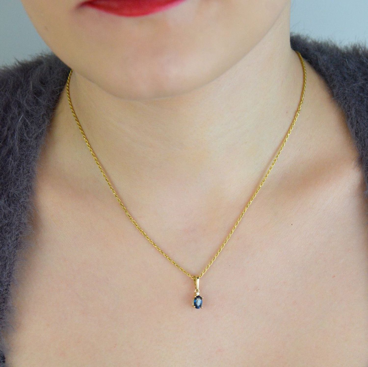 Zawieszka złota Z0001 z szafirem 0.70 ct i diamentem SI2 H 1.5 mm. Wykonana z żółtego złota próby 585, wymiary 4 x 15 mm, waga 0.5–0.9 g. 1.jpg