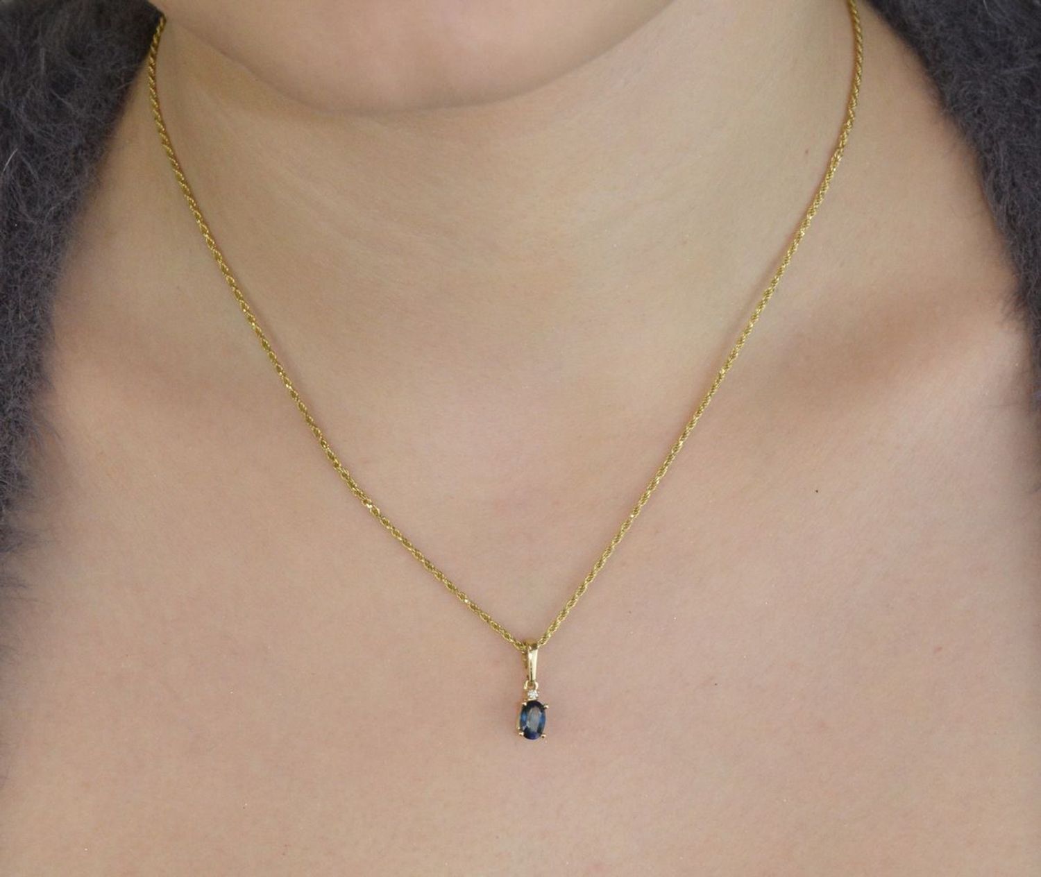 Zawieszka złota Z0001 z szafirem 0.70 ct i diamentem SI2 H 1.5 mm. Wykonana z żółtego złota próby 585, wymiary 4 x 15 mm, waga 0.5–0.9 g. 1.jpg