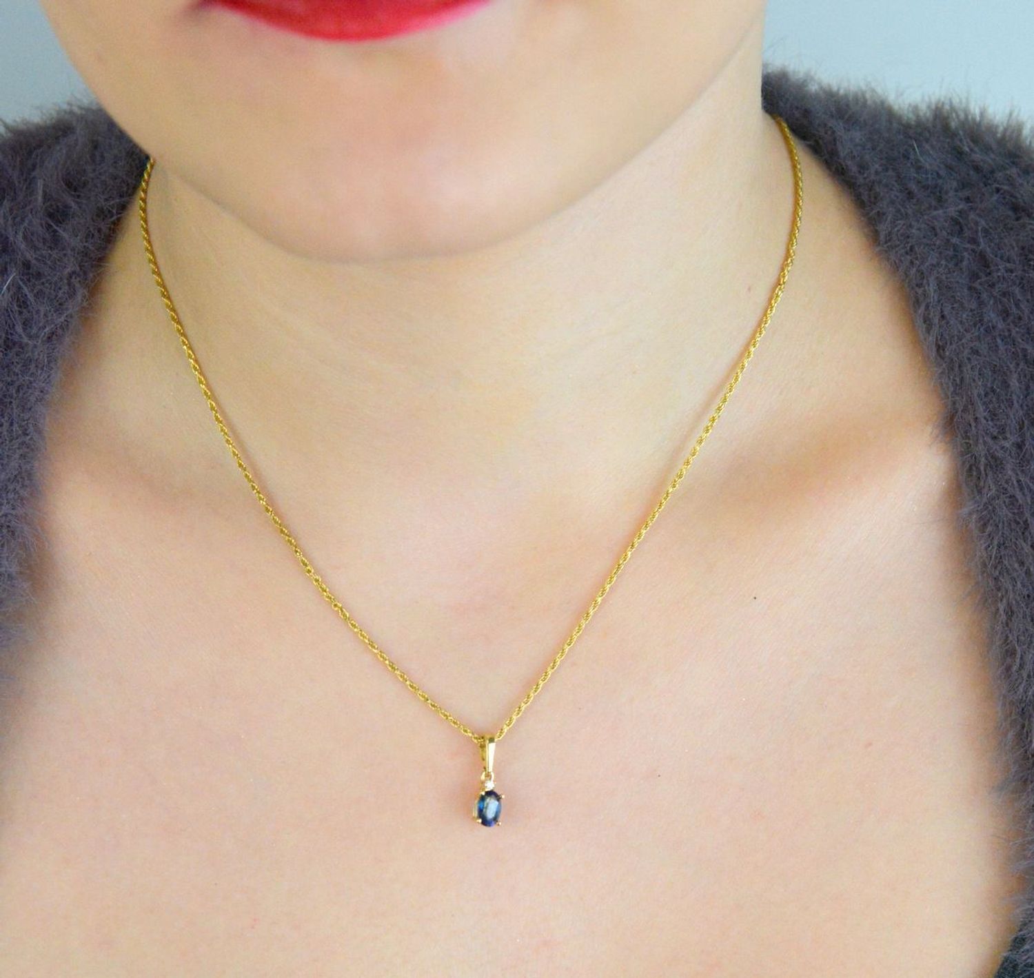 Zawieszka złota Z0001 z szafirem 0.70 ct i diamentem SI2 H 1.5 mm. Wykonana z żółtego złota próby 585, wymiary 4 x 15 mm, waga 0.5–0.9 g. 1.jpg