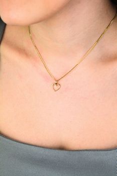 Subtelna złota zawieszka w kształcie serca z diamentem 0,005 ct HSI2. Wykonana z żółtego złota próby 585, idealna na prezent dla ukochanej osoby. Model DIAZAWZ0028.Z3.DIW.01 – symbol elegancji i miłości (1).jpg