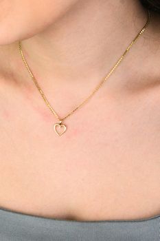 Subtelna złota zawieszka w kształcie serca z diamentem 0,005 ct HSI2. Wykonana z żółtego złota próby 585, idealna na prezent dla ukochanej osoby. Model DIAZAWZ0028.Z3.DIW.01 – symbol elegancji i miłości (2).jpg