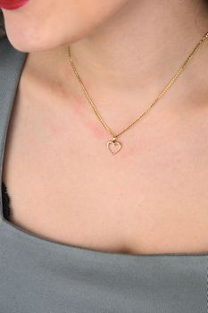 Subtelna złota zawieszka w kształcie serca z diamentem 0,005 ct HSI2. Wykonana z żółtego złota próby 585, idealna na prezent dla ukochanej osoby. Model DIAZAWZ0028.Z3.DIW.01 – symbol elegancji i miłości (3).jpg