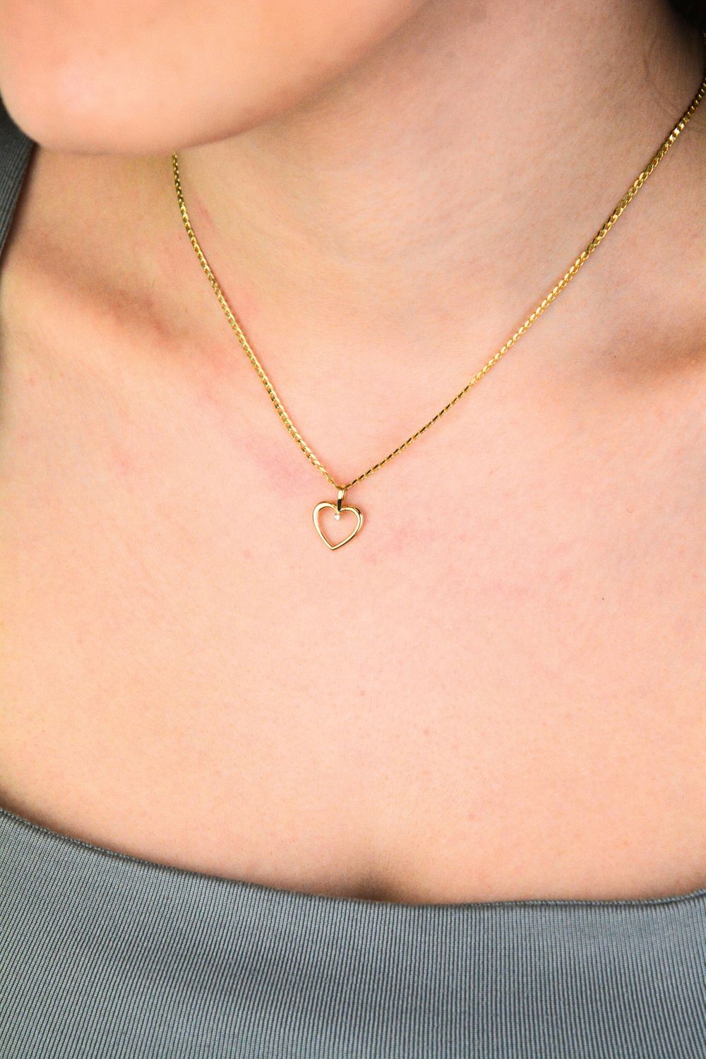 Złota zawieszka damska 585 serce z diamentem 0,005 ct.jpg