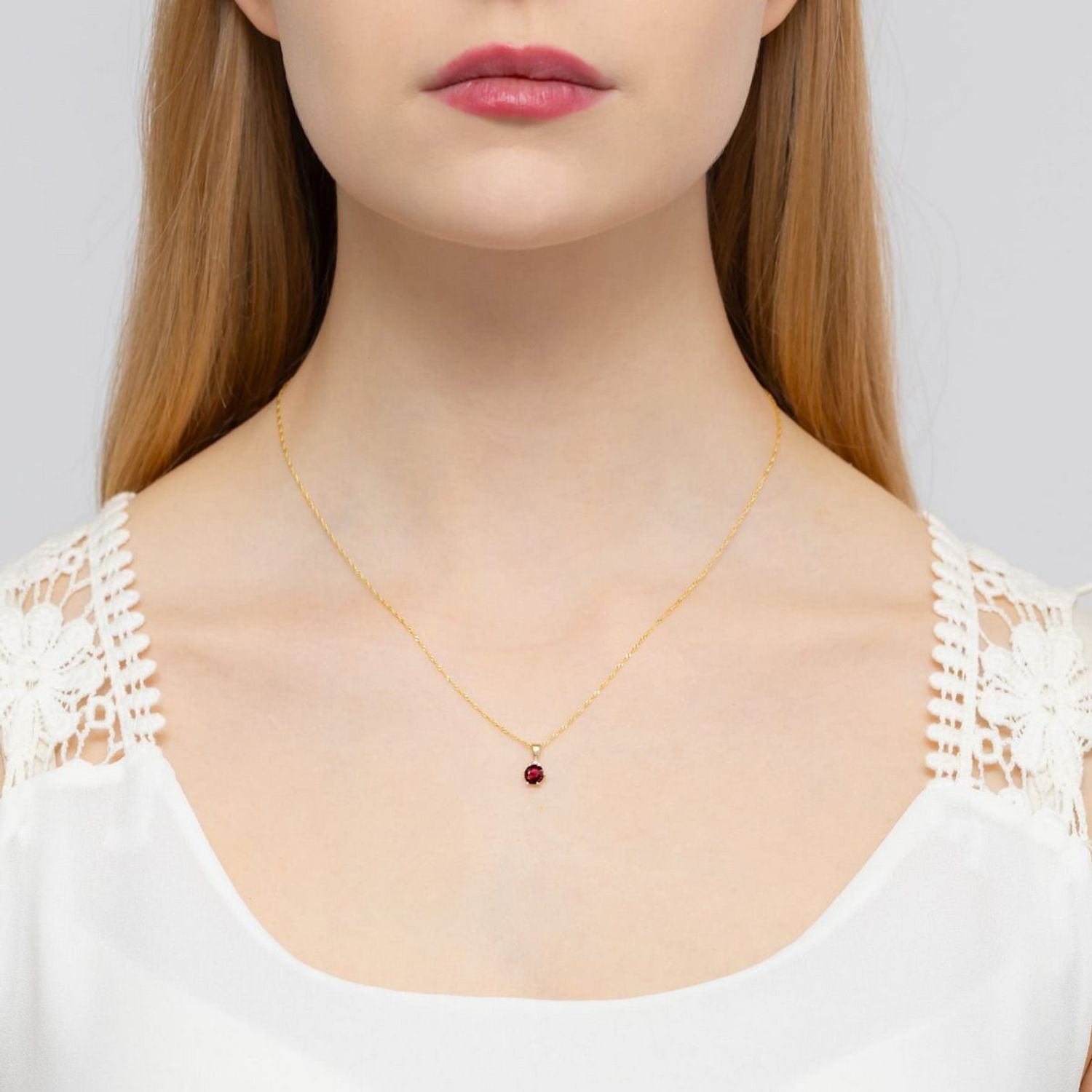 Zawieszka złota Z0076 z rubinem 0.60 ct i diamentem SI2 H 1.5 mm. Wykonana z żółtego złota próby 585, wymiary 6 x 12 mm, waga 0.4–0.8 g. 1.jpg