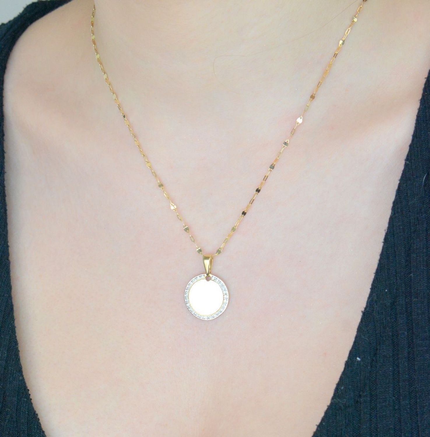 Zawieszka złota damska blaszka z diamentami próba 585 DIAZAWZ505Z585B0.13. Zawieszka z 26 diamentami. Diamenty dla kobiety. Biżuteria na prezent. Biżuteria damska. Złote akcesoria.1.jpg