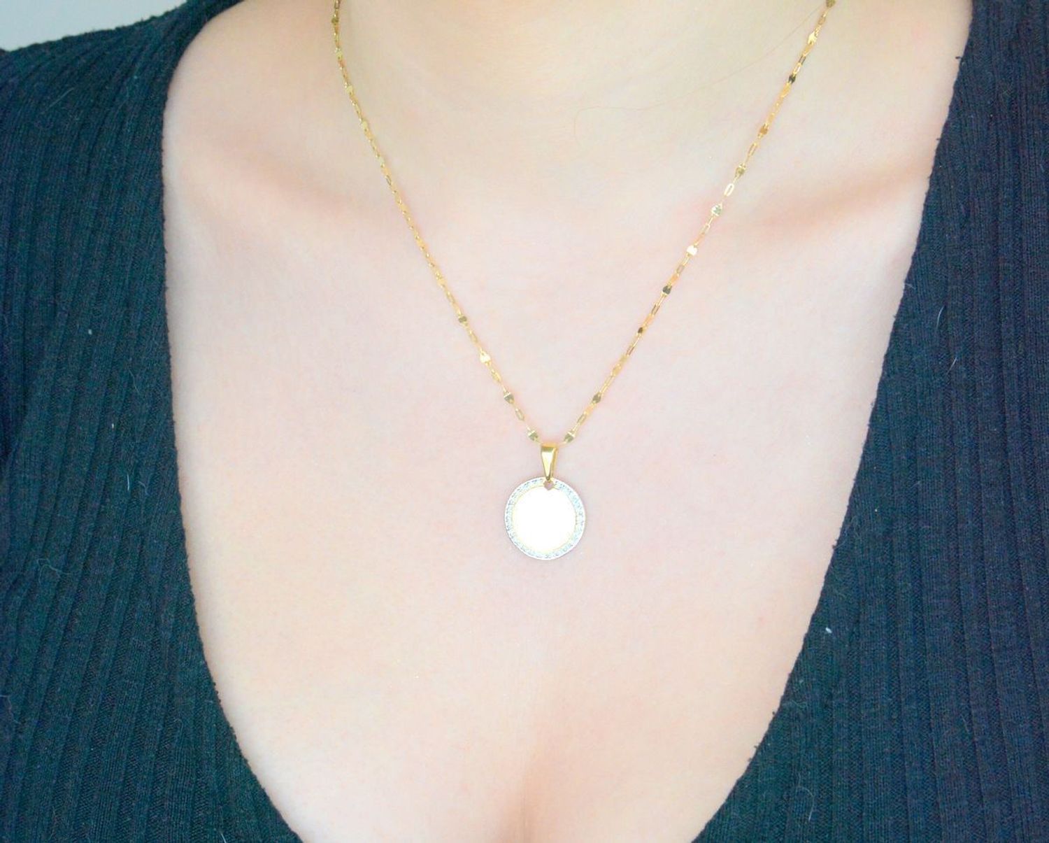 Zawieszka złota damska blaszka z diamentami próba 585 DIAZAWZ505Z585B0.13. Zawieszka z 26 diamentami. Diamenty dla kobiety. Biżuteria na prezent. Biżuteria damska. Złote akcesoria.1.jpg