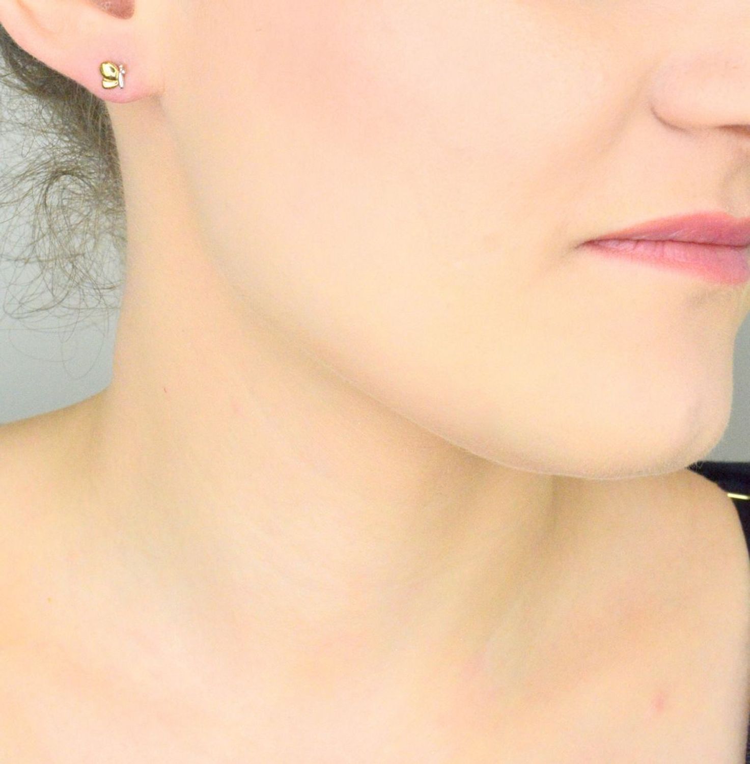 Złote kolczyki wkrętki  motylki z białym złotem 333. Złote delikatne kolczyki  wykonane z wysokiej jakości złota próby 333 w połączeniu z żółtym i białym złotem to doskonały pomysł na prezent 1.jpg