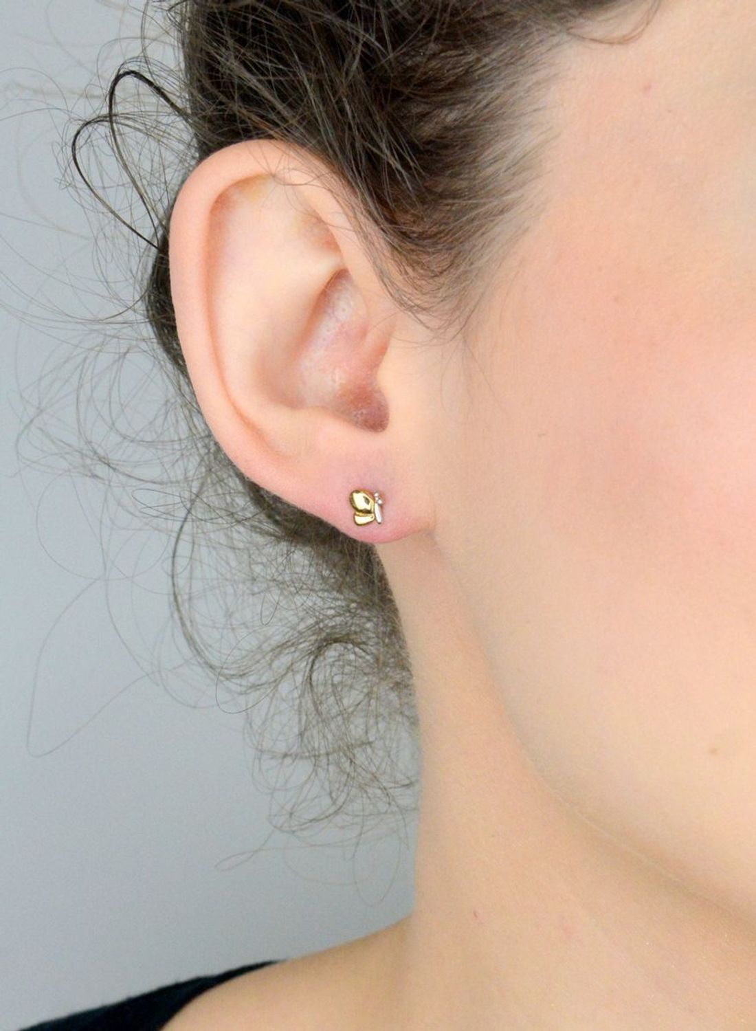 Złote kolczyki wkrętki  motylki z białym złotem 333. Złote delikatne kolczyki  wykonane z wysokiej jakości złota próby 333 w połączeniu z żółtym i białym złotem to doskonały pomysł na prezent 1.jpg