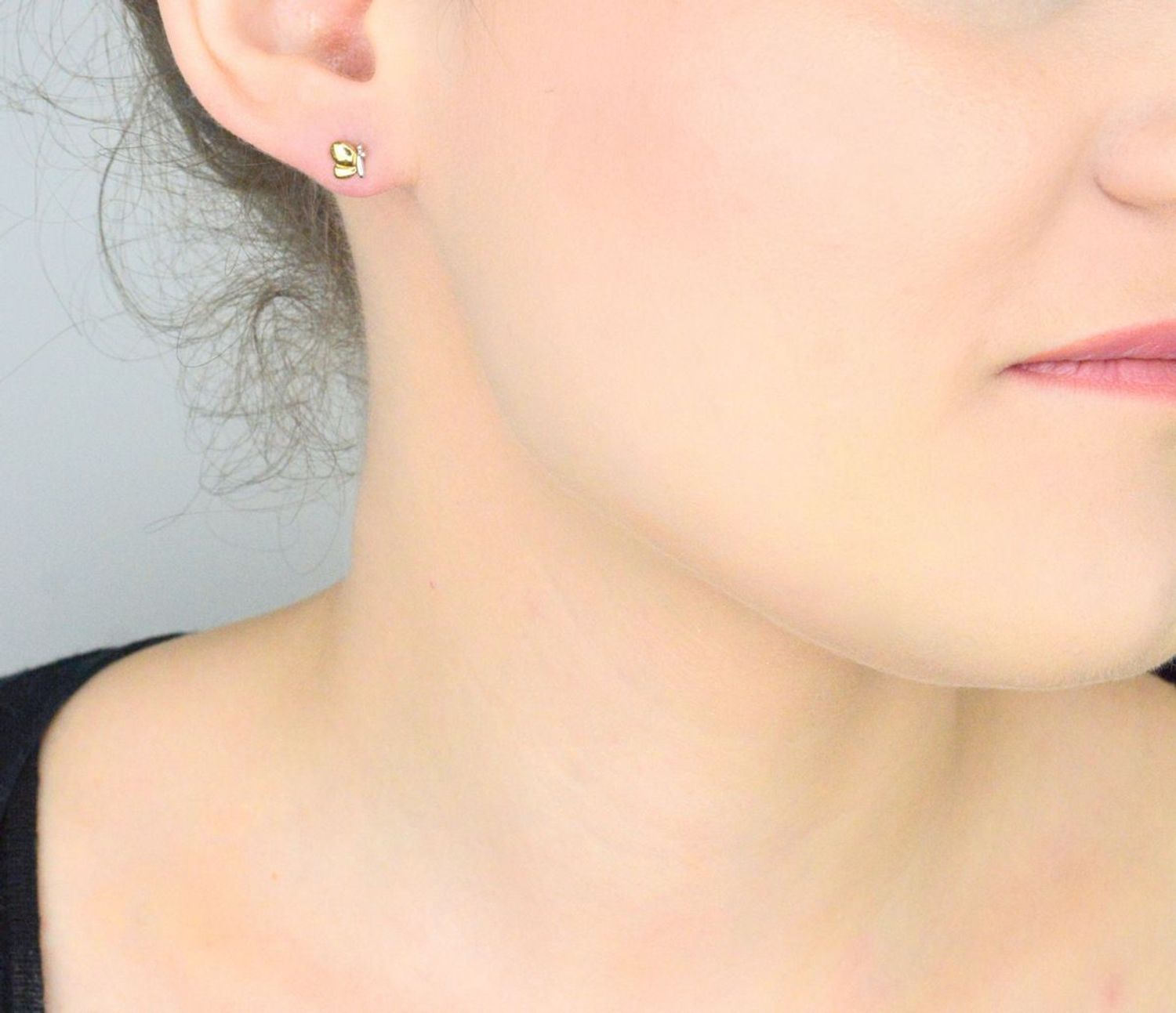 Złote kolczyki wkrętki  motylki z białym złotem 333. Złote delikatne kolczyki  wykonane z wysokiej jakości złota próby 333 w połączeniu z żółtym i białym złotem to doskonały pomysł na prezent 1.jpg