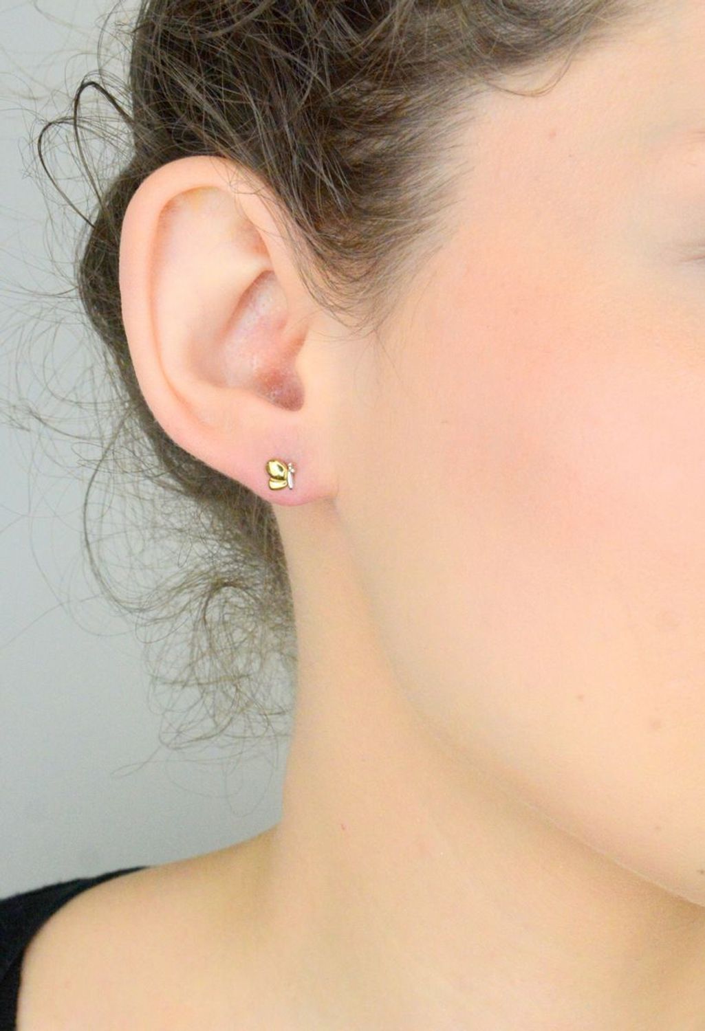 Złote kolczyki wkrętki  motylki z białym złotem 333. Złote delikatne kolczyki  wykonane z wysokiej jakości złota próby 333 w połączeniu z żółtym i białym złotem to doskonały pomysł na prezent 1.jpg