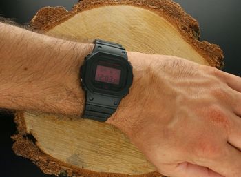 Wstrząsoodporny zegarek męski Casio G-Shock DW-5600BBR-1ER z wyświetlaczem LCD, podświetleniem LED, stoperem, timerem i alarmem. Wodoszczelność 200M, gumowy pasek, szkło mineralne, precyzyjny mechanizm kwarcowy (1).jpg