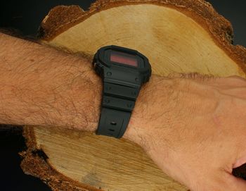 Wstrząsoodporny zegarek męski Casio G-Shock DW-5600BBR-1ER z wyświetlaczem LCD, podświetleniem LED, stoperem, timerem i alarmem. Wodoszczelność 200M, gumowy pasek, szkło mineralne, precyzyjny mechanizm kwarcowy (2).jpg