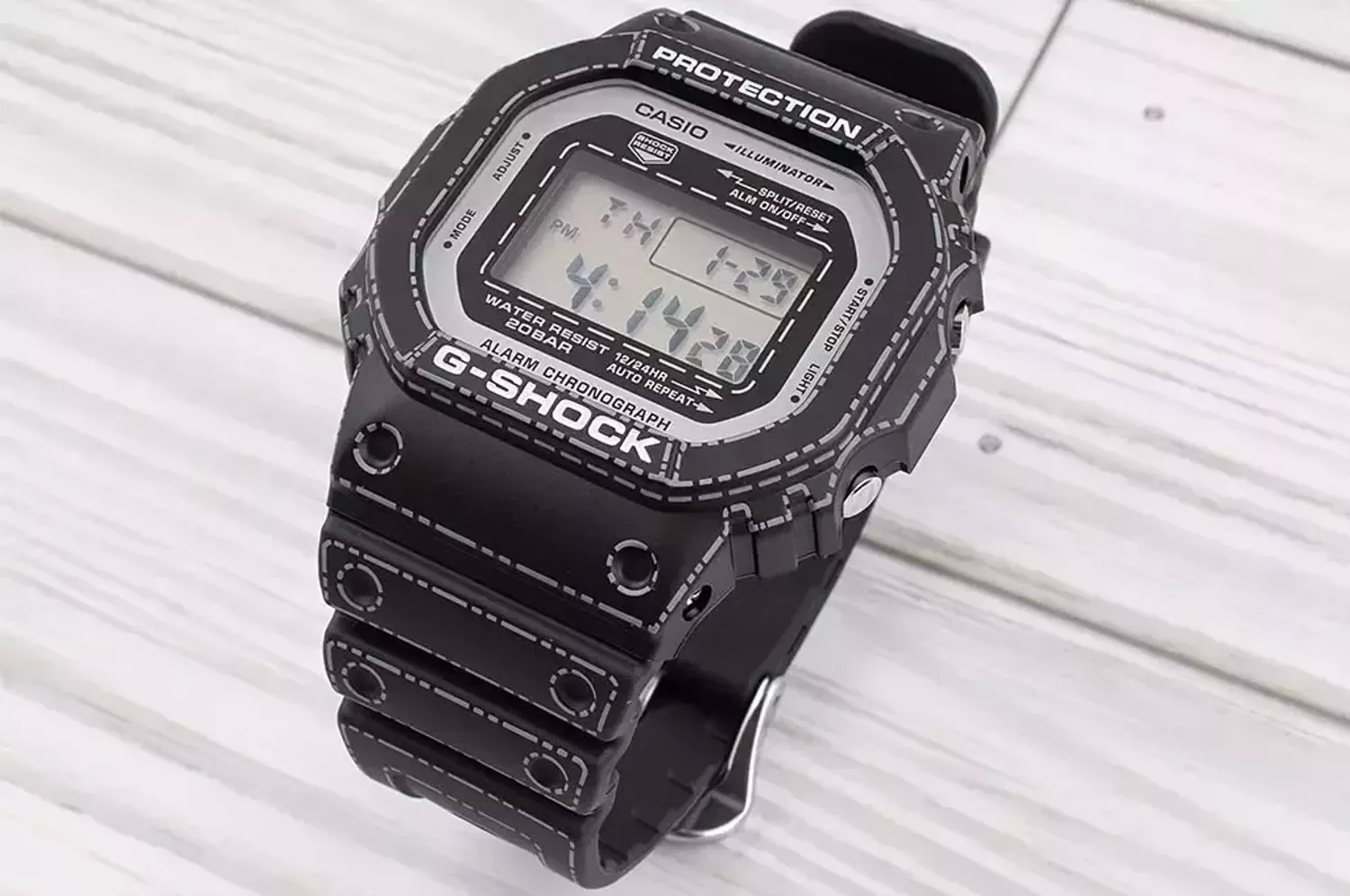 Casio G-Shock DW-5600RGM-1ER – Czarny zegarek cyfrowy z metalicznym wykończeniem.jpg