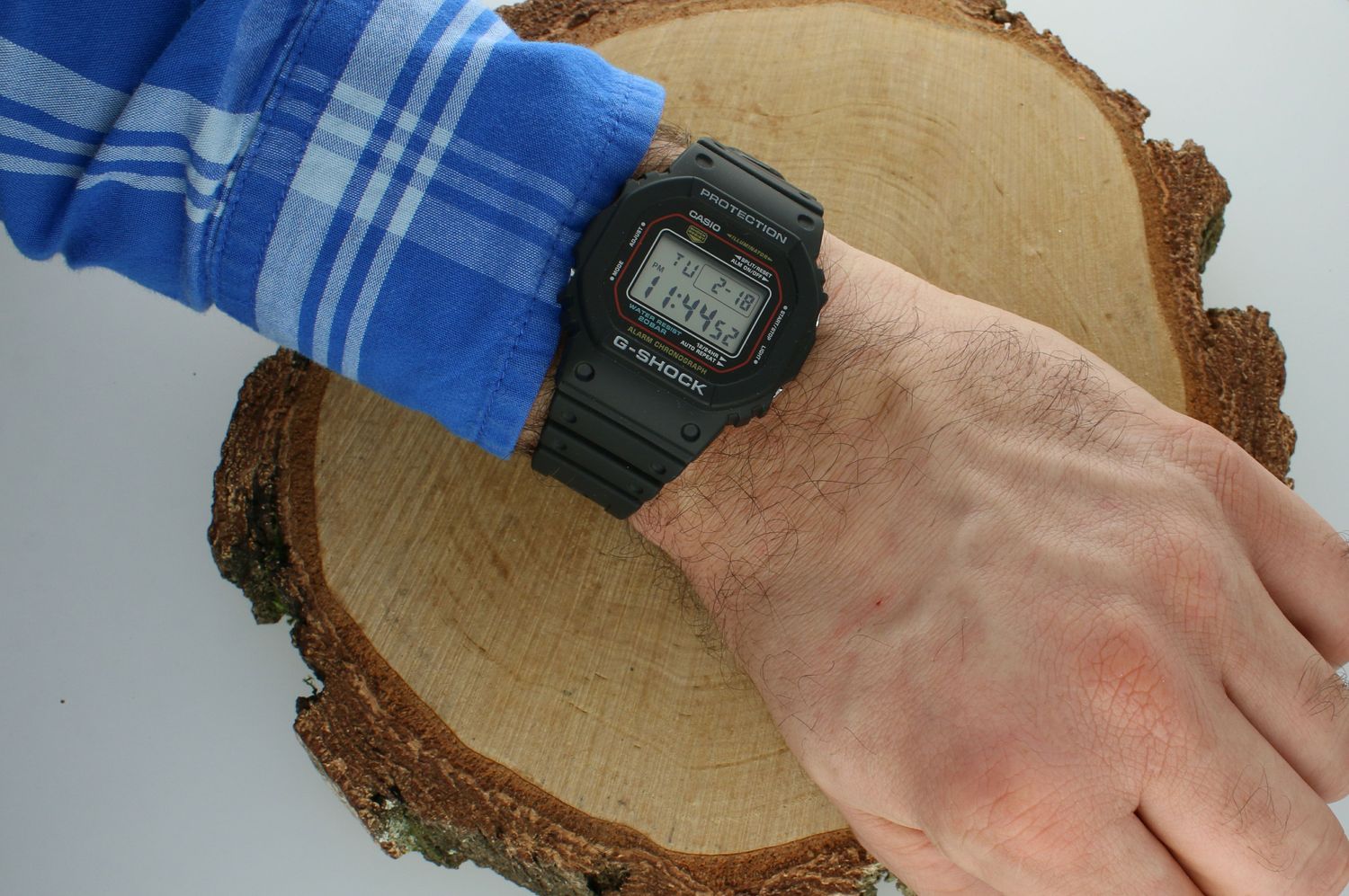 Zegarek G-SHOCK Casio 5600 SERIES męski to wielofunkcyjny model zegarka z linii G-shock z charakterystycznym wyświetlaczem LCD. Czarna kolorystyka zegarka wpisuje się w najnowsze trendy modowe1.jpg