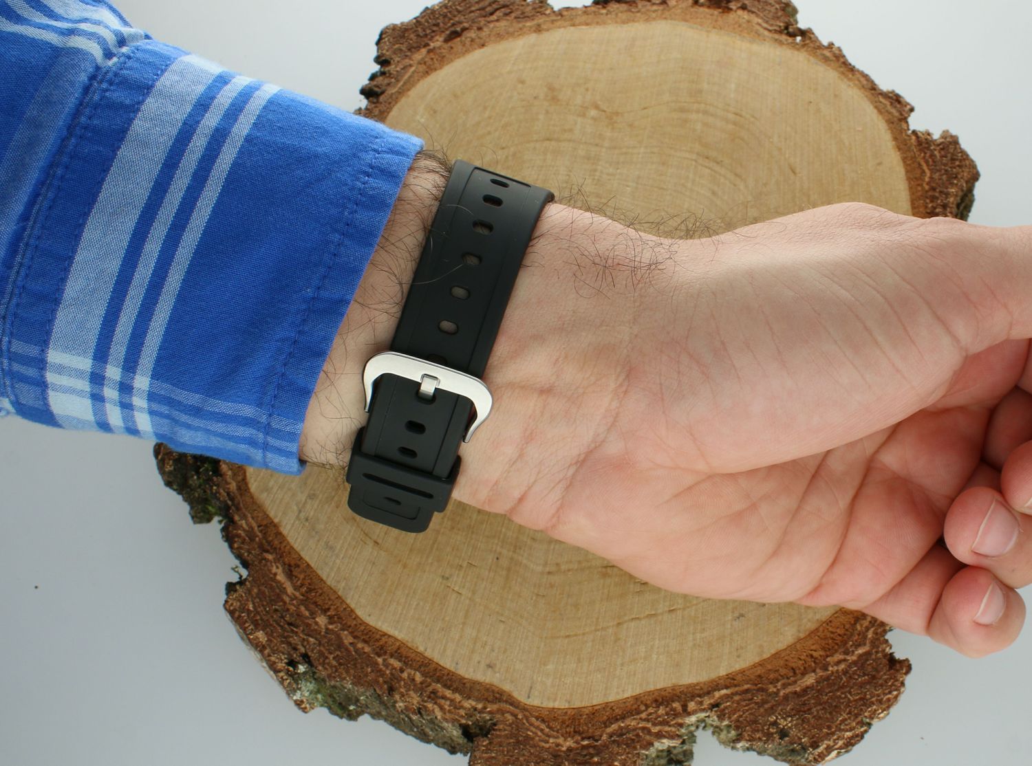 Zegarek G-SHOCK Casio 5600 SERIES męski to wielofunkcyjny model zegarka z linii G-shock z charakterystycznym wyświetlaczem LCD. Czarna kolorystyka zegarka wpisuje się w najnowsze trendy modowe1.jpg