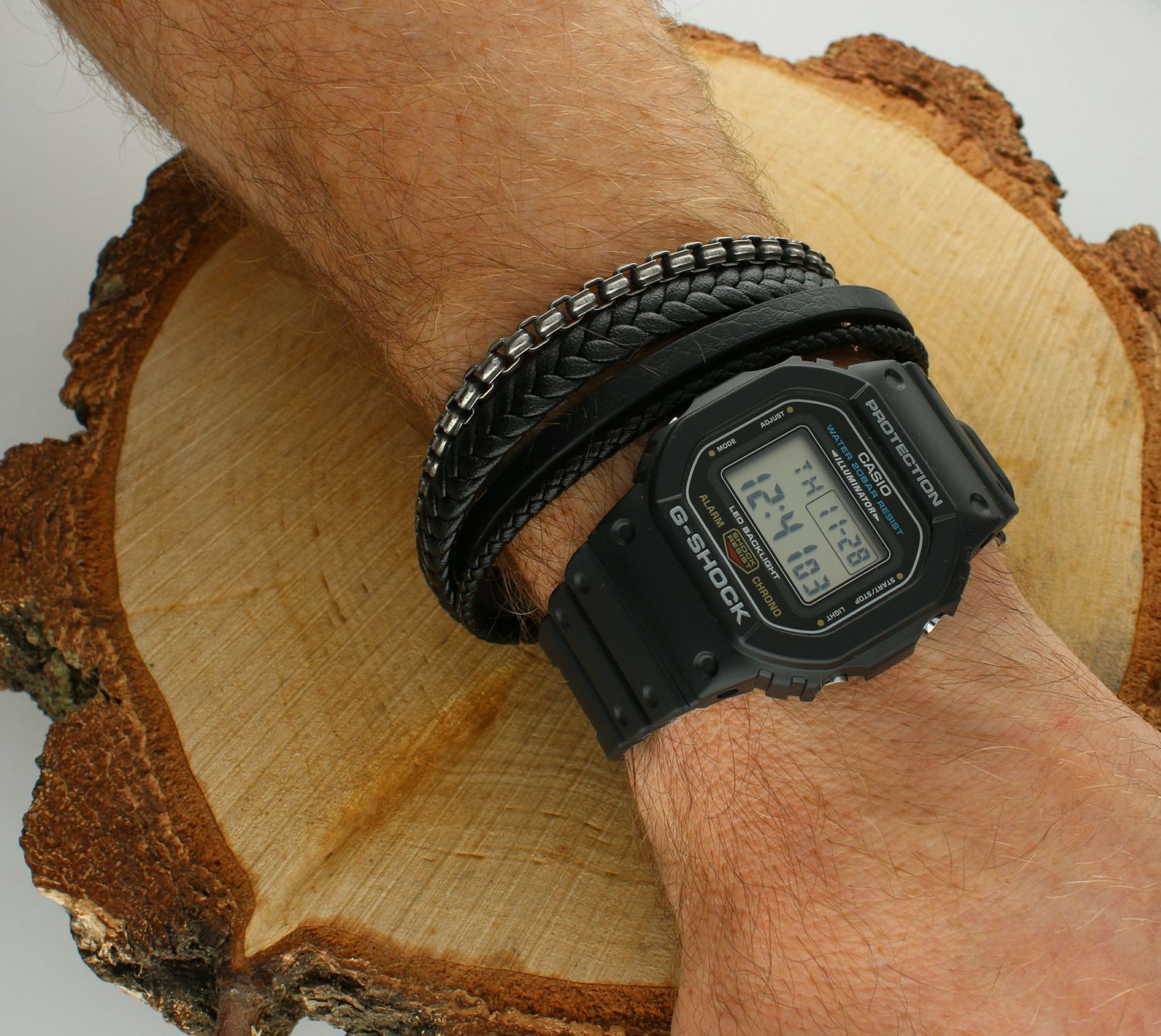 Zegarek CASIO G-SHOCK DW-5600UE-1ER Zegarek męski Casio z linii G-Shock o symbolu DW-5600UE-1ER to wielofunkcyjny model zegarka z linii G-shock z charakterystycznym wyświetlaczem LCD. Czarna kolorystyka zegarka 1.jpg