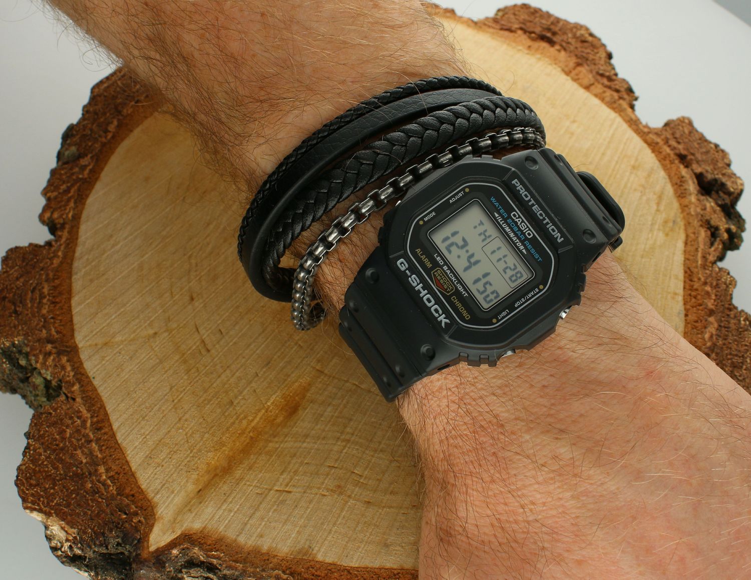 Zegarek CASIO G-SHOCK DW-5600UE-1ER Zegarek męski Casio z linii G-Shock o symbolu DW-5600UE-1ER to wielofunkcyjny model zegarka z linii G-shock z charakterystycznym wyświetlaczem LCD. Czarna kolorystyka zegarka 1.jpg