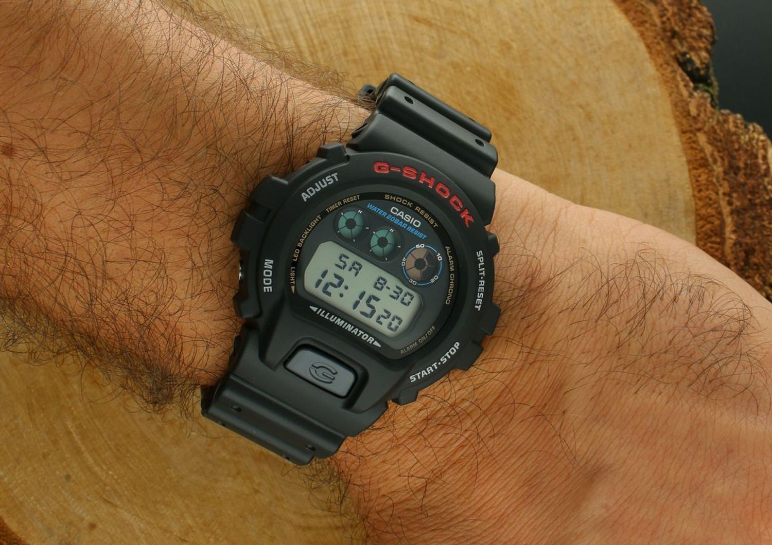 Kup G-SHOCK DW-6900U-1ER – kultowy zegarek cyfrowy z podświetleniem Illuminator, stoperem, timerem i multialarmem. Wodoszczelność 200M, bateria na 5 lat, odporność na wstrząsy. Sprawdź ofertę już teraz!1.jpg