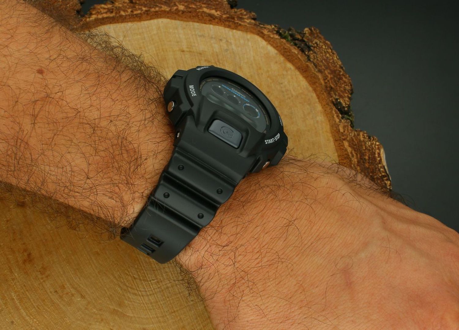 Kup G-SHOCK DW-6900U-1ER – kultowy zegarek cyfrowy z podświetleniem Illuminator, stoperem, timerem i multialarmem. Wodoszczelność 200M, bateria na 5 lat, odporność na wstrząsy. Sprawdź ofertę już teraz!1.jpg